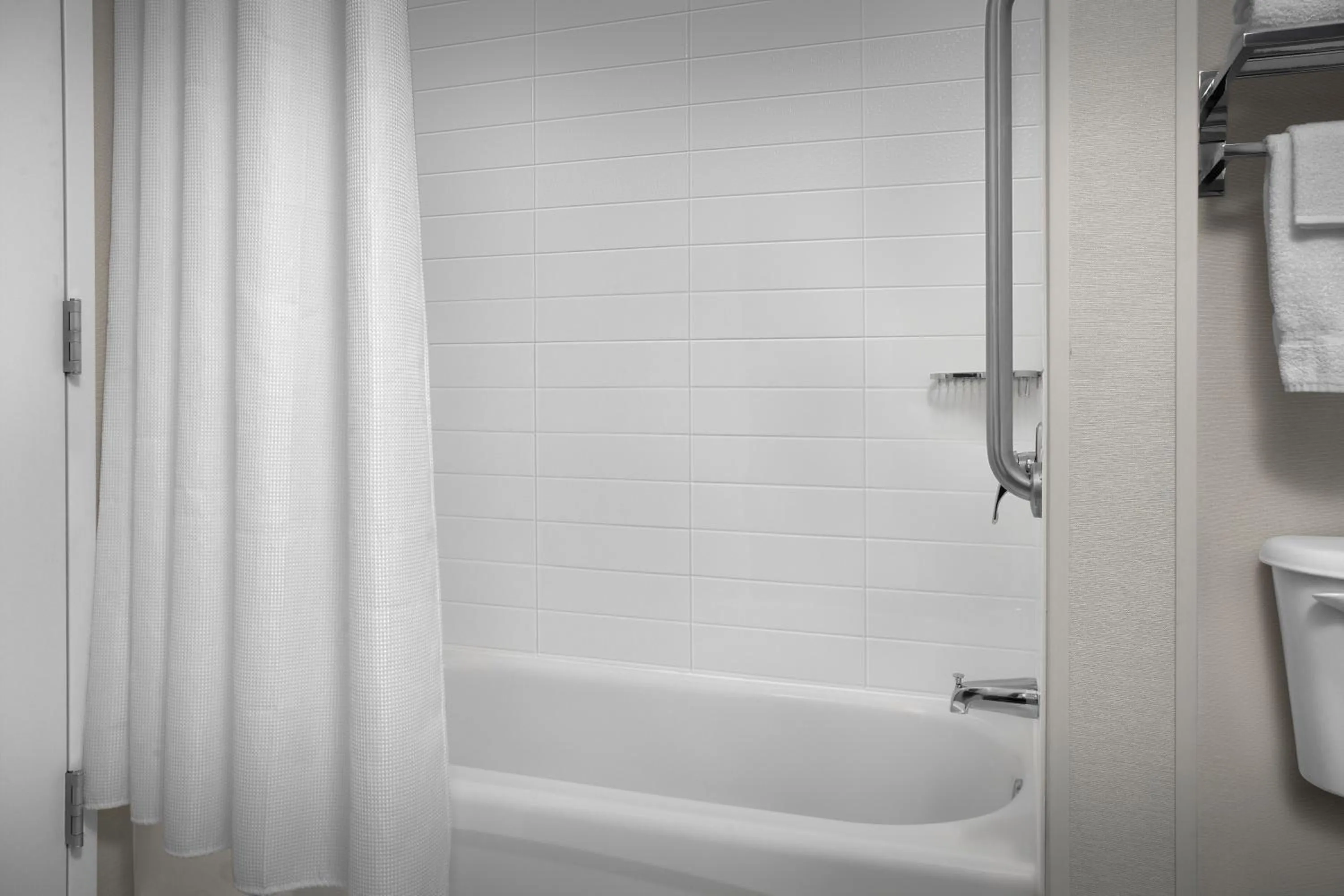 Bath in Fairfield Inn & Suites by Marriott Rogers