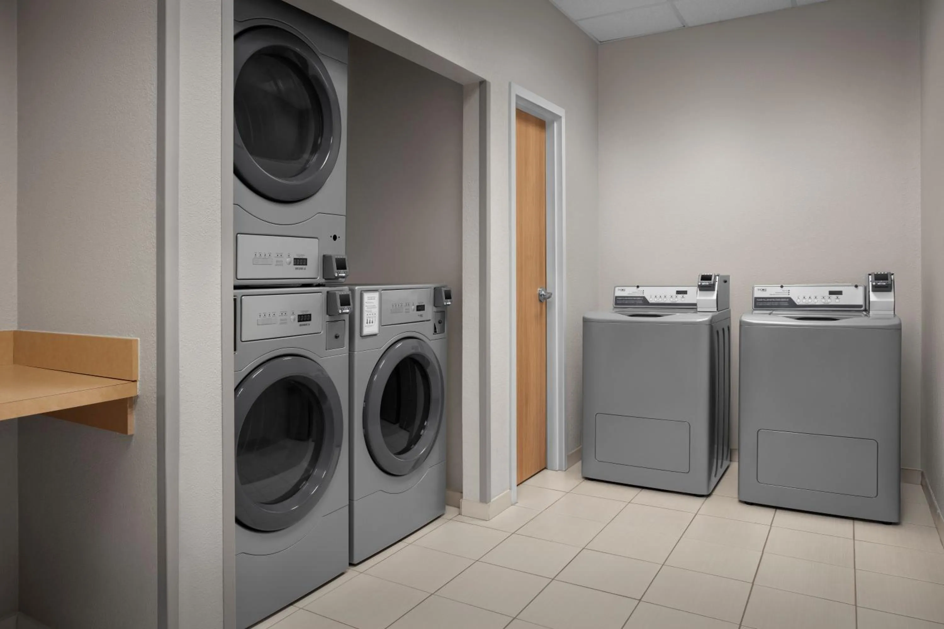 laundry in Fairfield Inn & Suites by Marriott Rogers