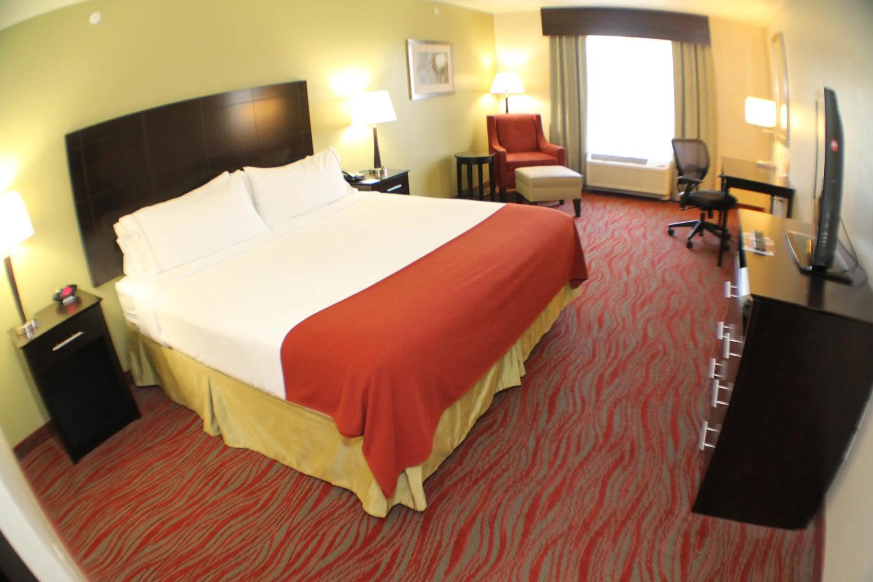 TV and multimedia, Bed in Holiday Inn Express & Suites Indianapolis North - Carmel by IHG