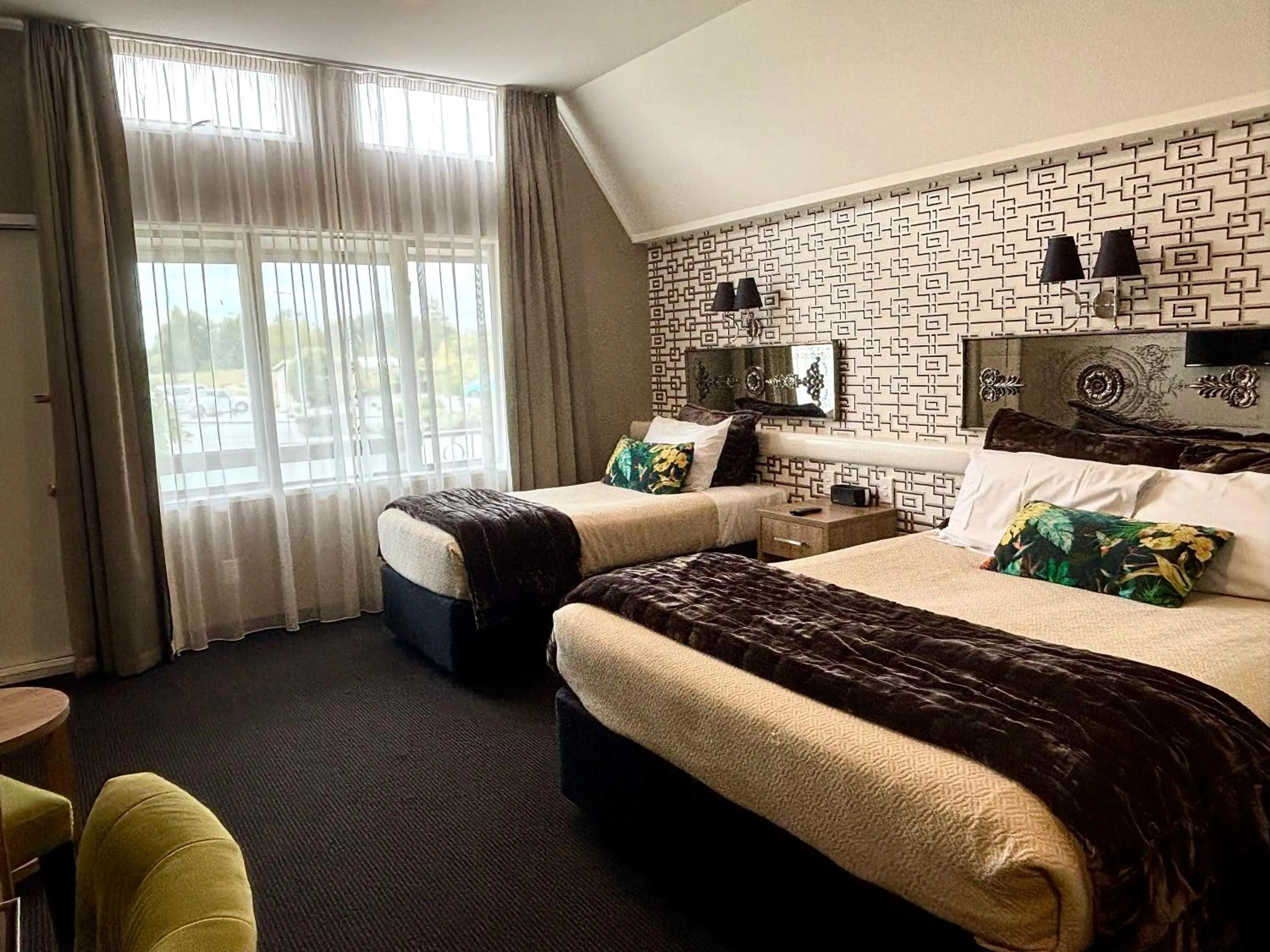 Bed in Ascot Park Hotel