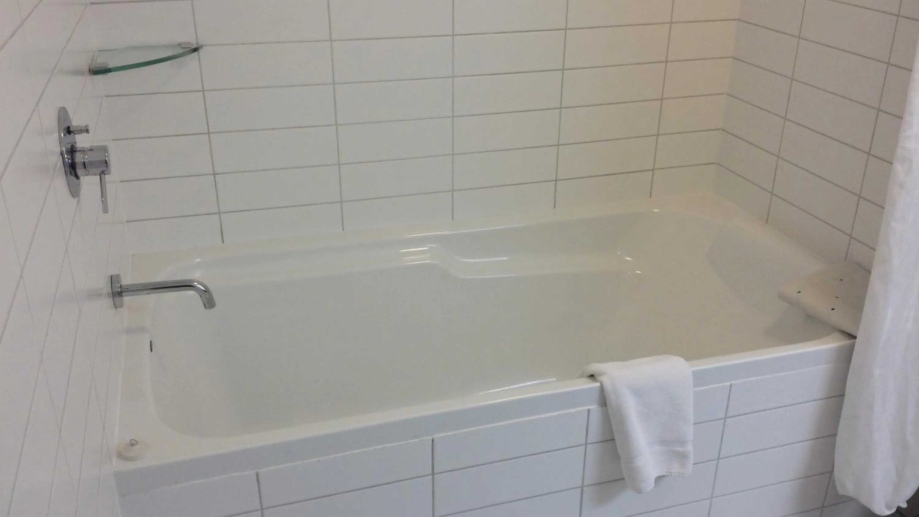 Shower in Ascot Park Hotel