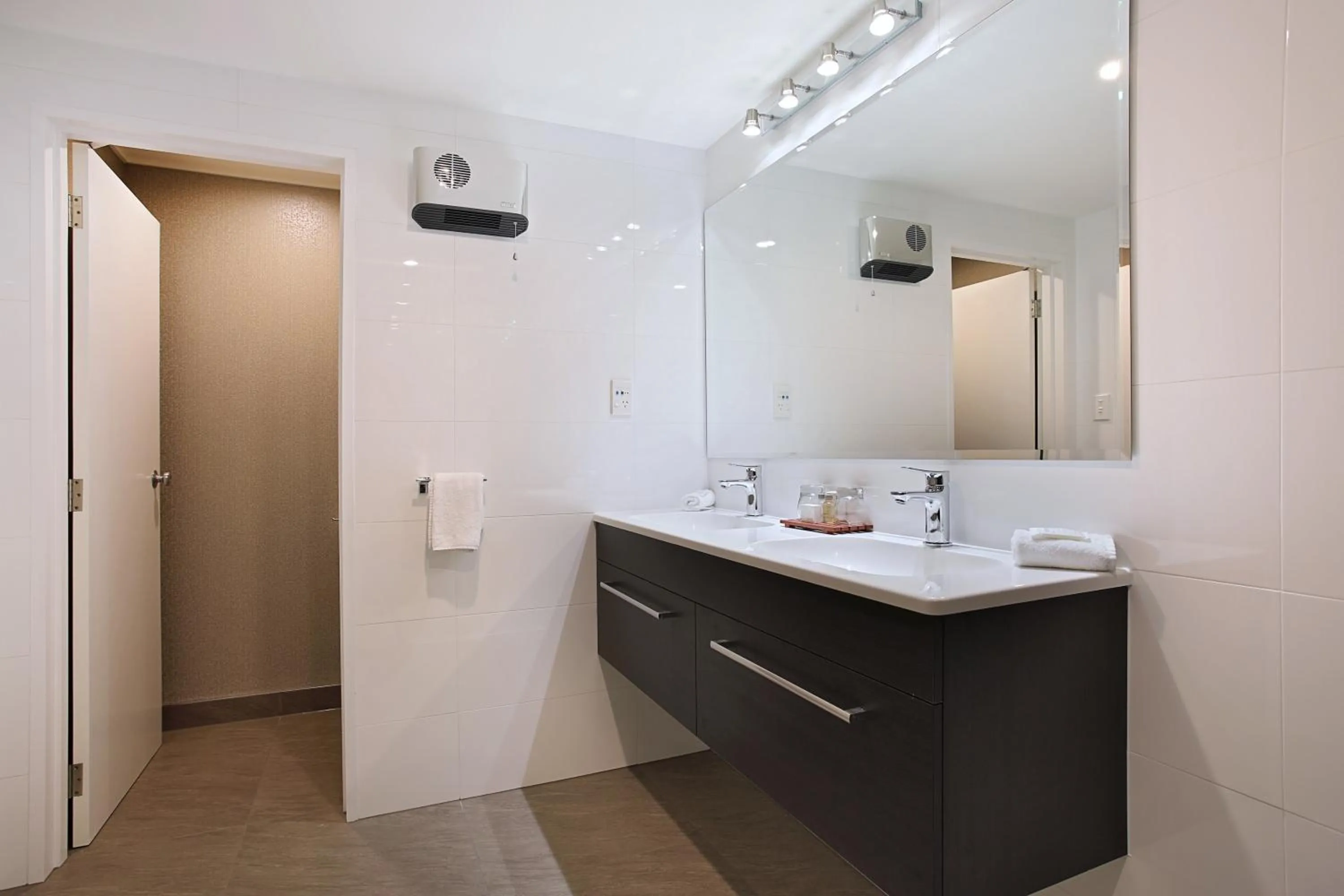 Bathroom in Ascot Park Hotel