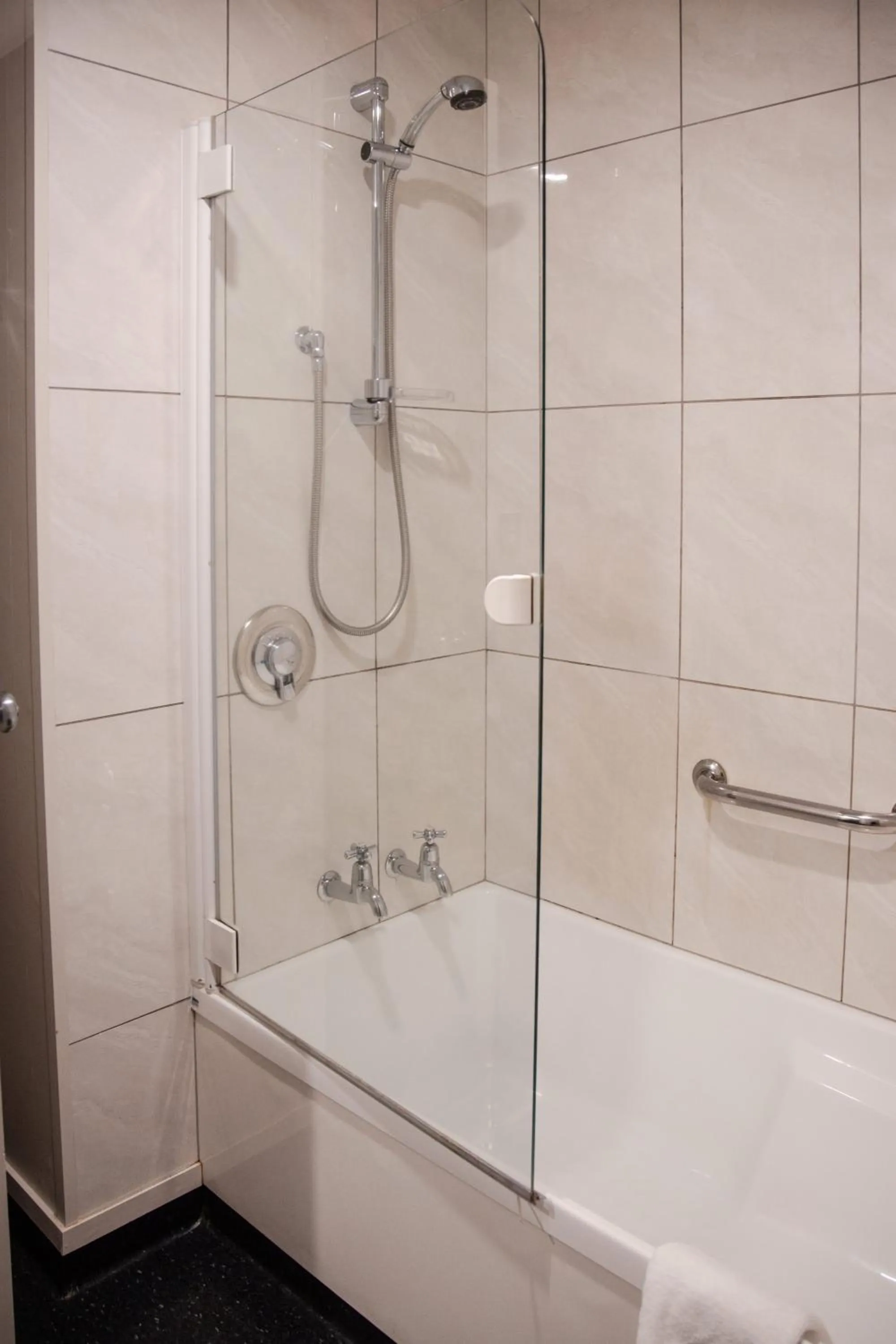 Shower in Ascot Park Hotel