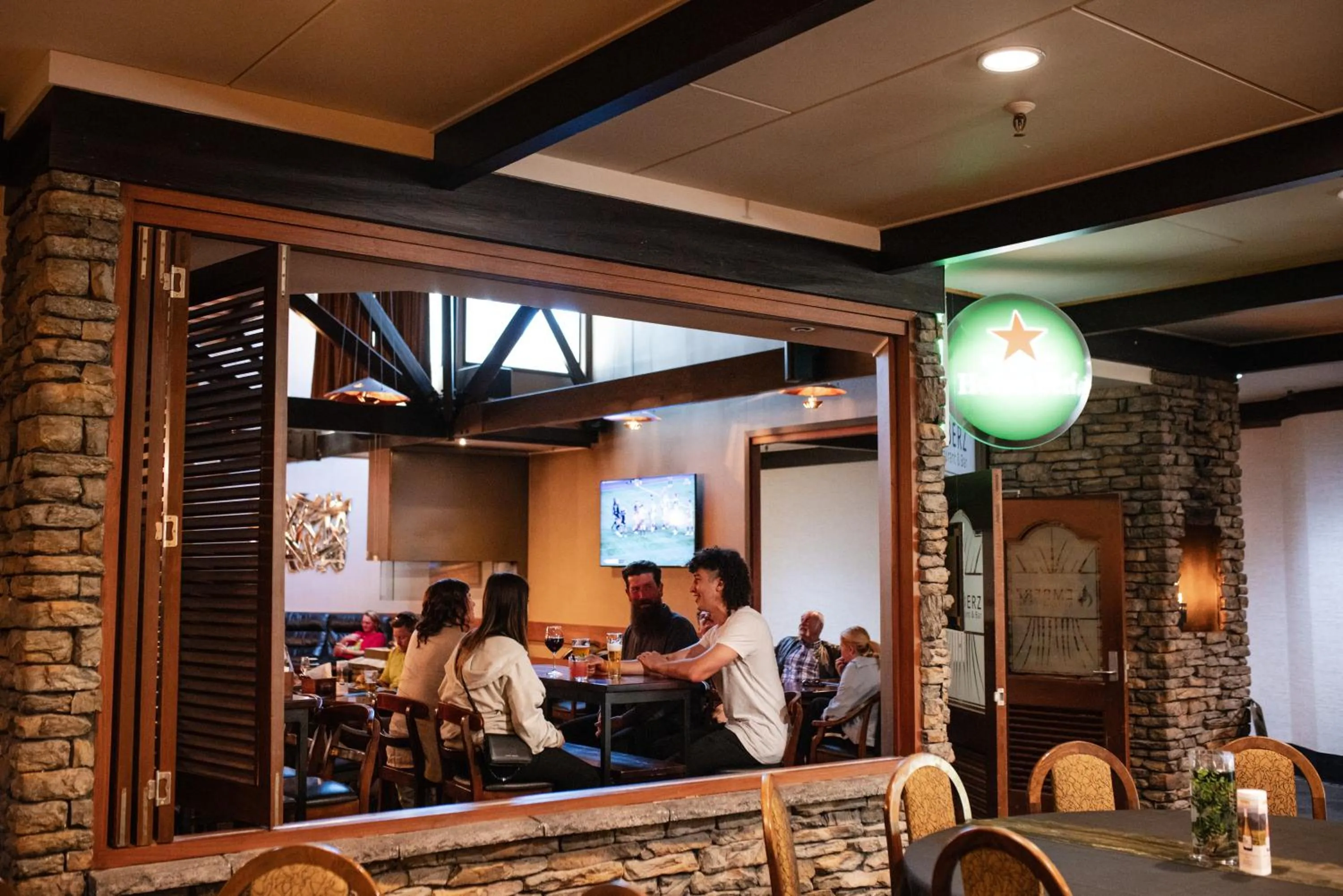 Restaurant/places to eat in Ascot Park Hotel