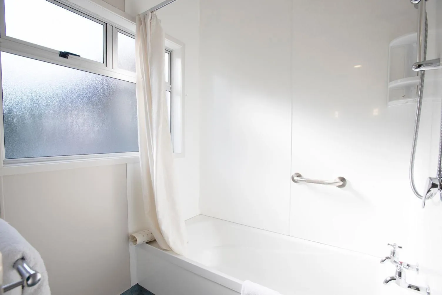 Shower in Ascot Park Hotel