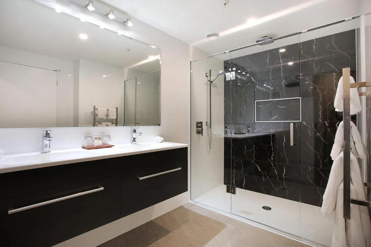 Shower in Ascot Park Hotel