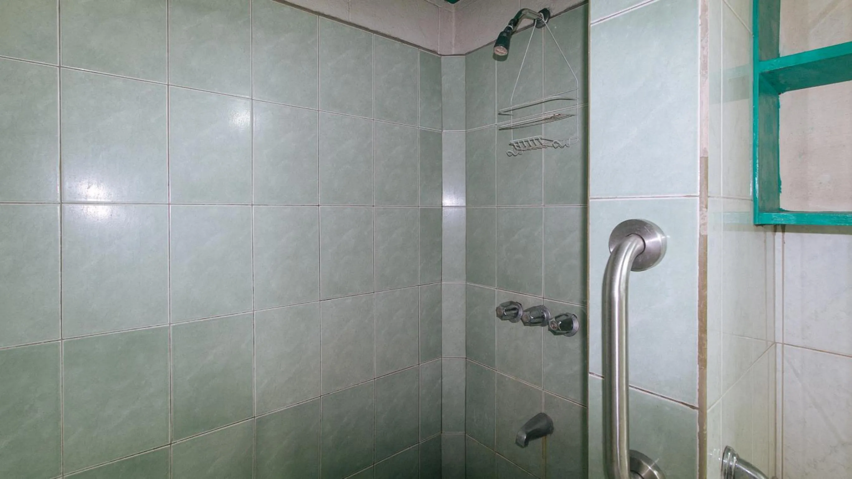 Shower in RedDoorz at Broadway Court Apartelle Quezon City