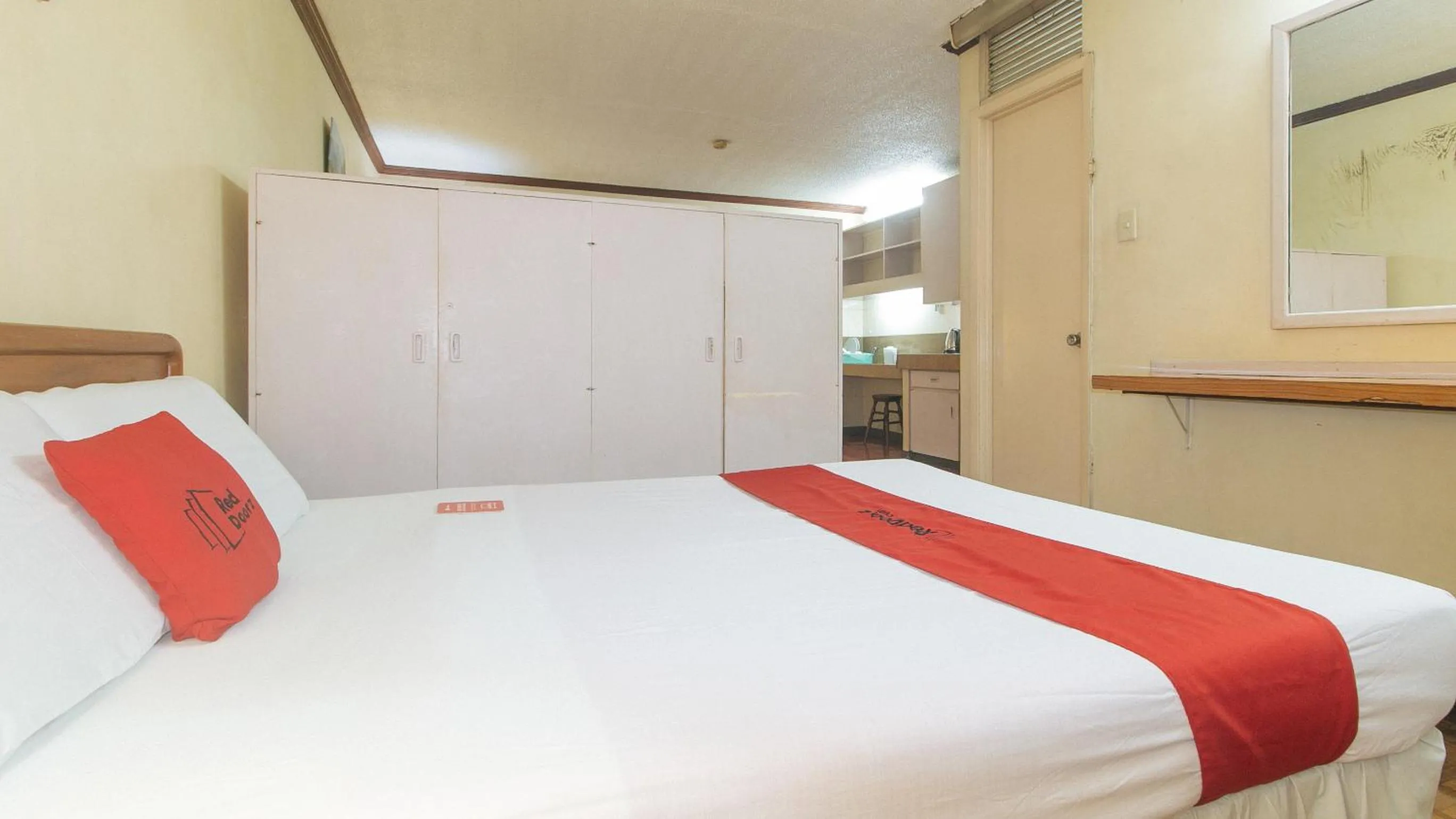 Bed in RedDoorz at Broadway Court Apartelle Quezon City