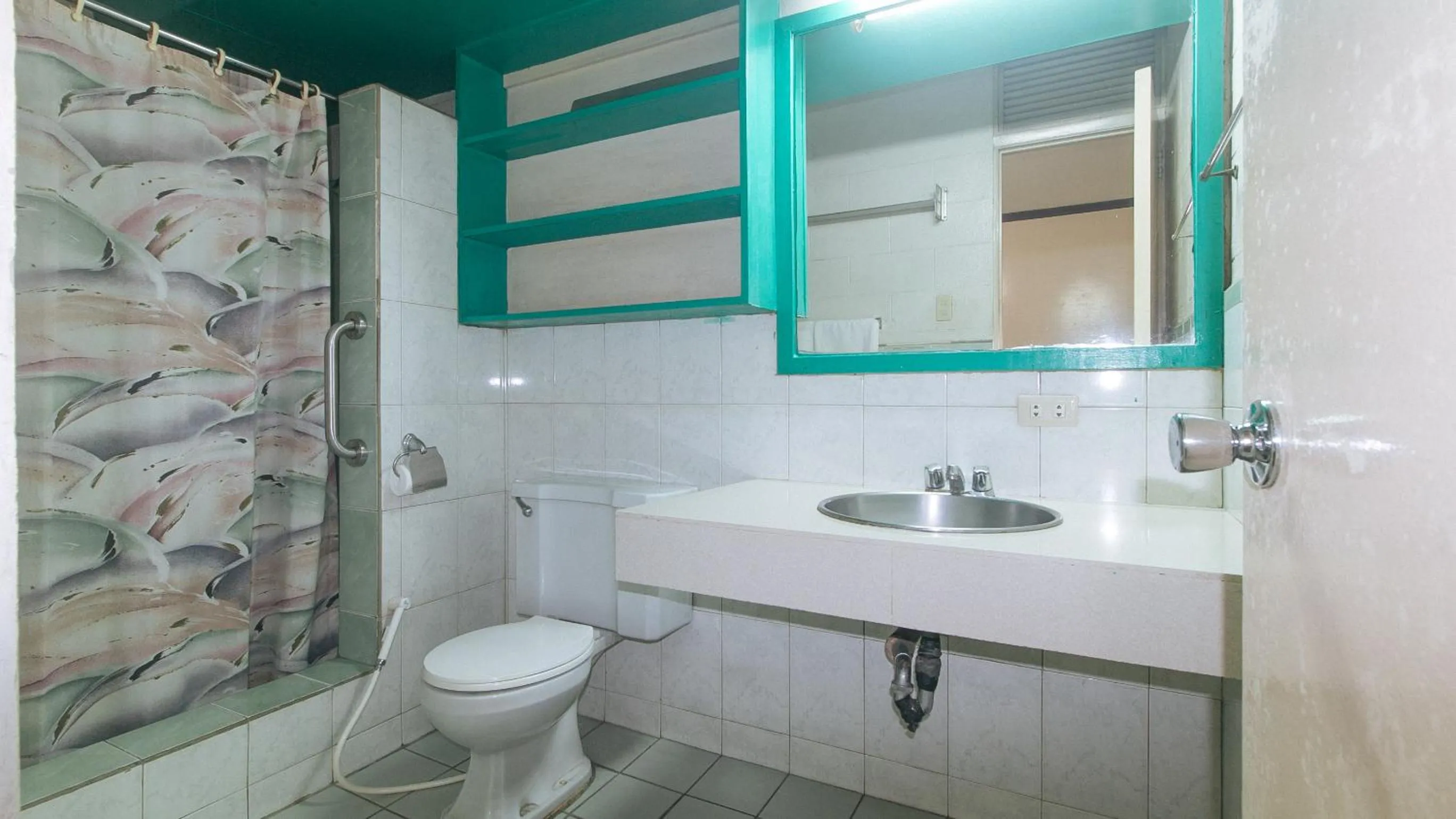 Shower in RedDoorz at Broadway Court Apartelle Quezon City