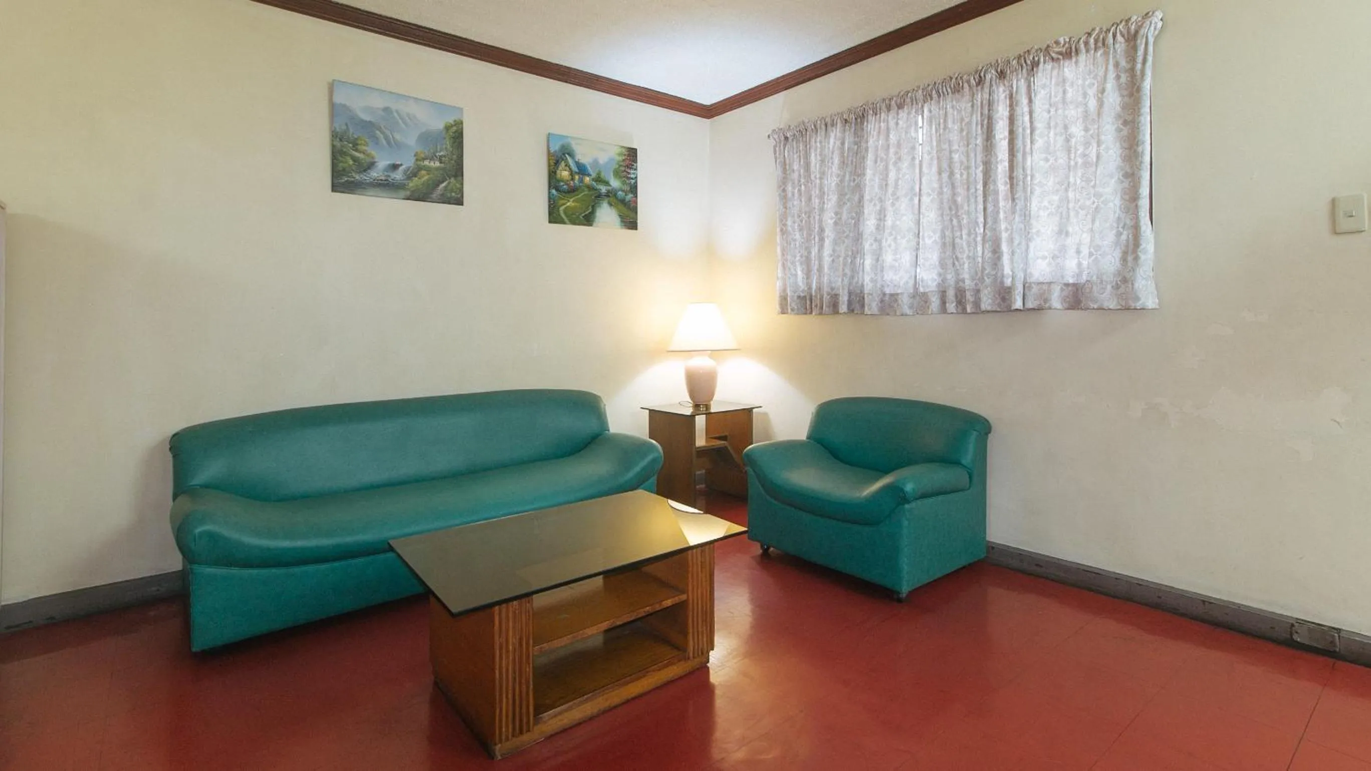 Seating area in RedDoorz at Broadway Court Apartelle Quezon City