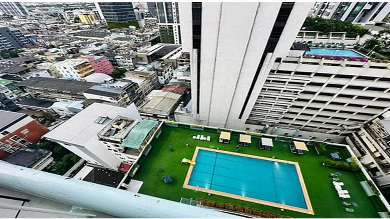 Balcony/Terrace in Evergreen Place Siam by UHG