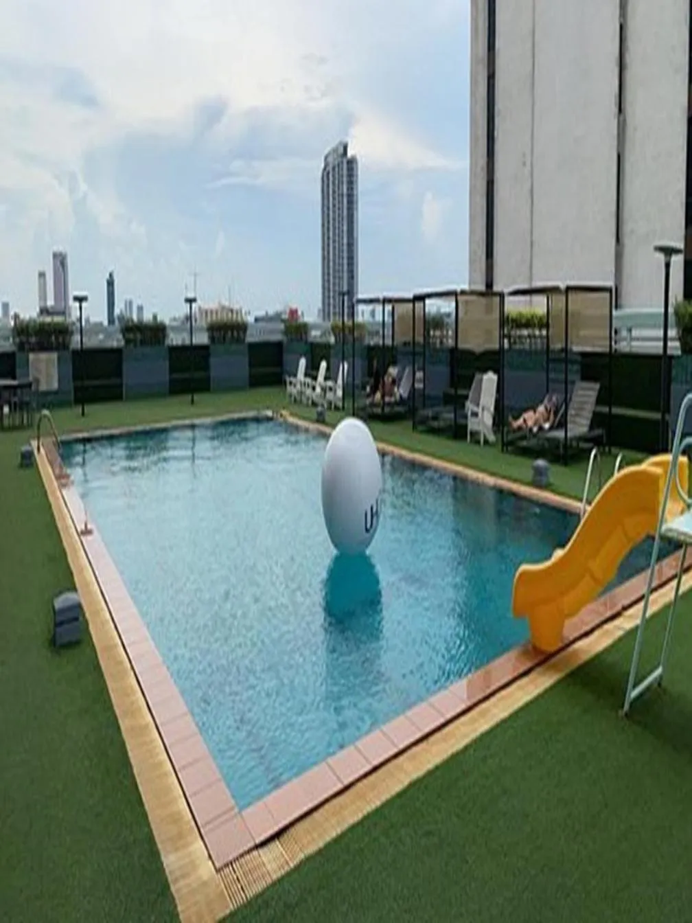 Swimming pool in Evergreen Place Siam by UHG