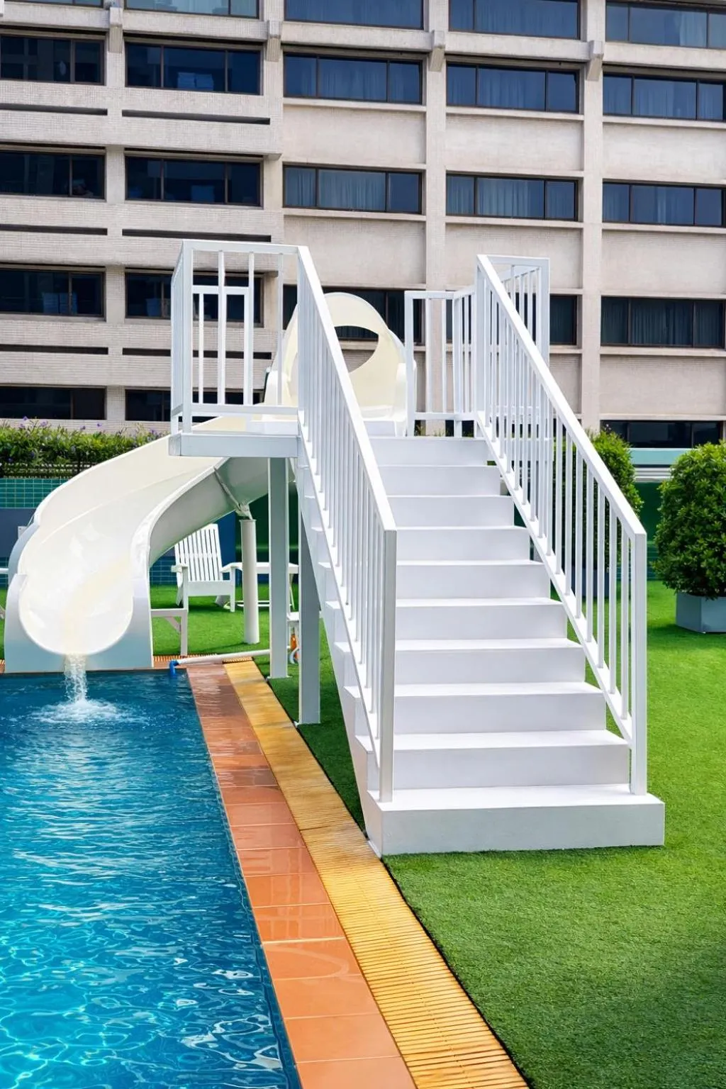 Swimming pool in Evergreen Place Siam by UHG