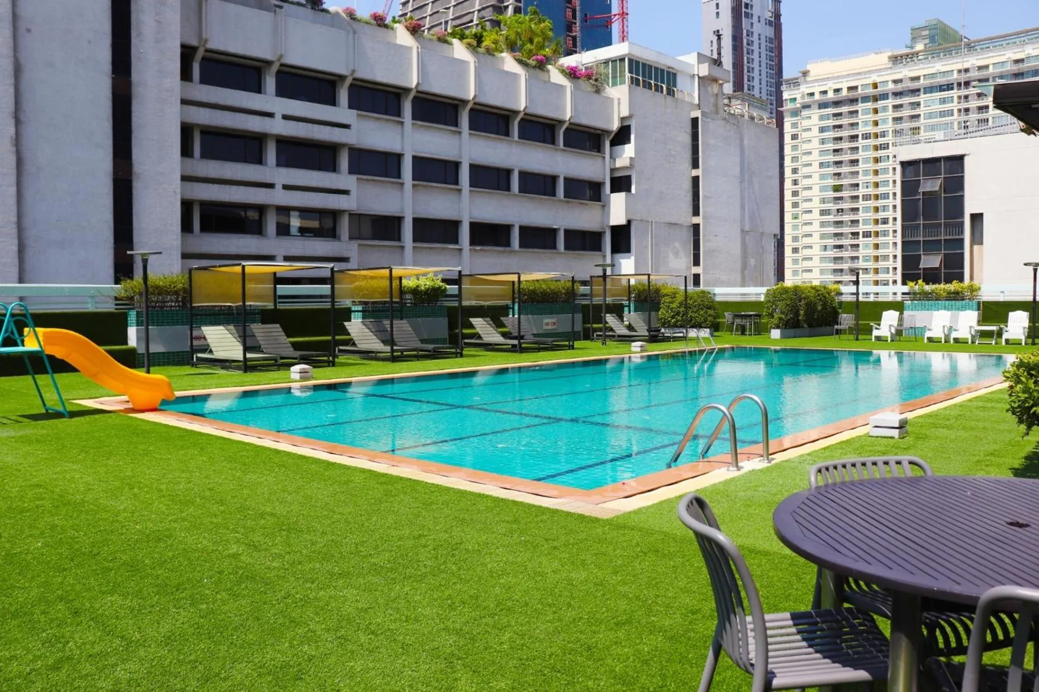Swimming pool in Evergreen Place Siam by UHG