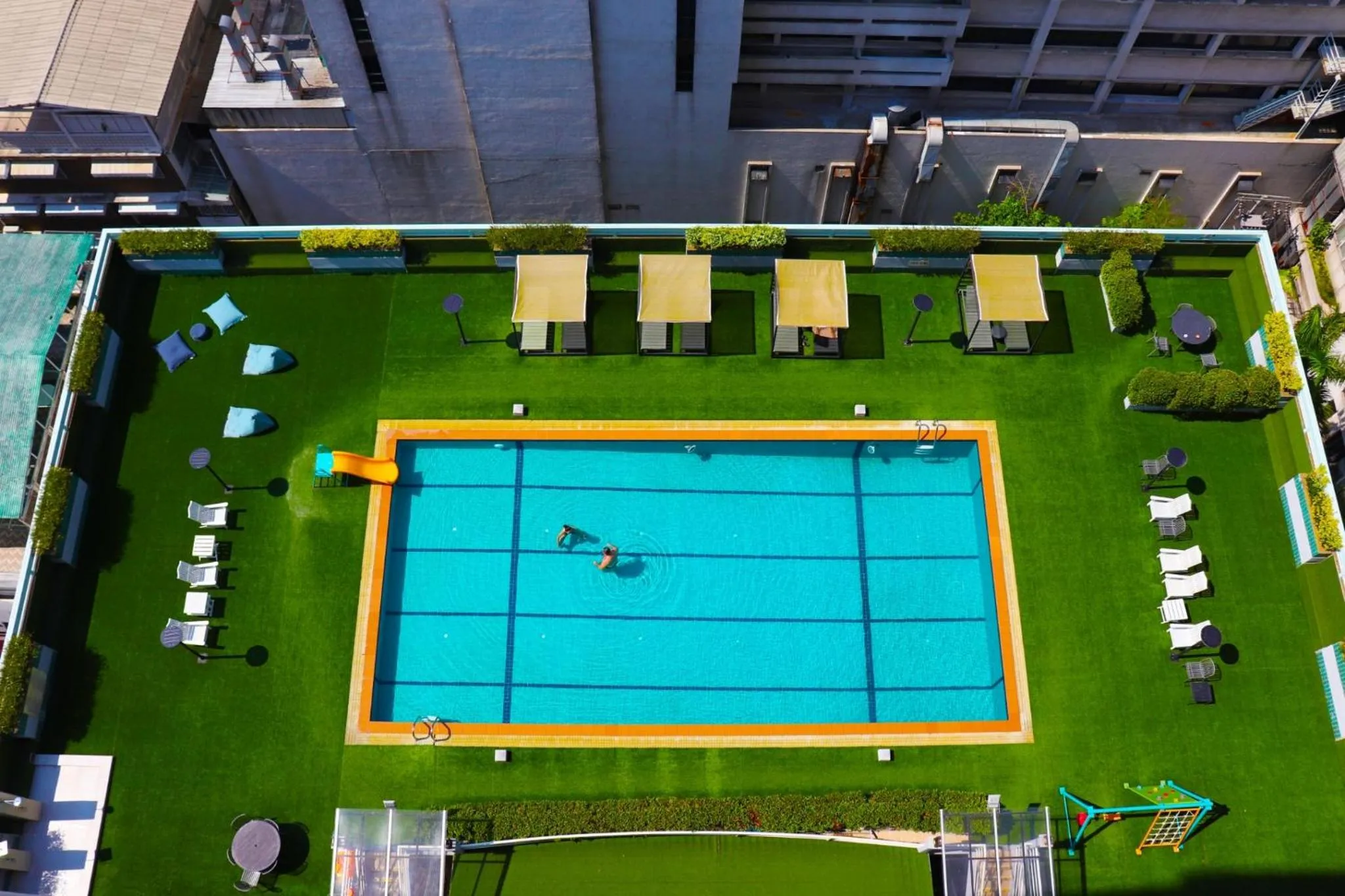 Swimming pool in Evergreen Place Siam by UHG