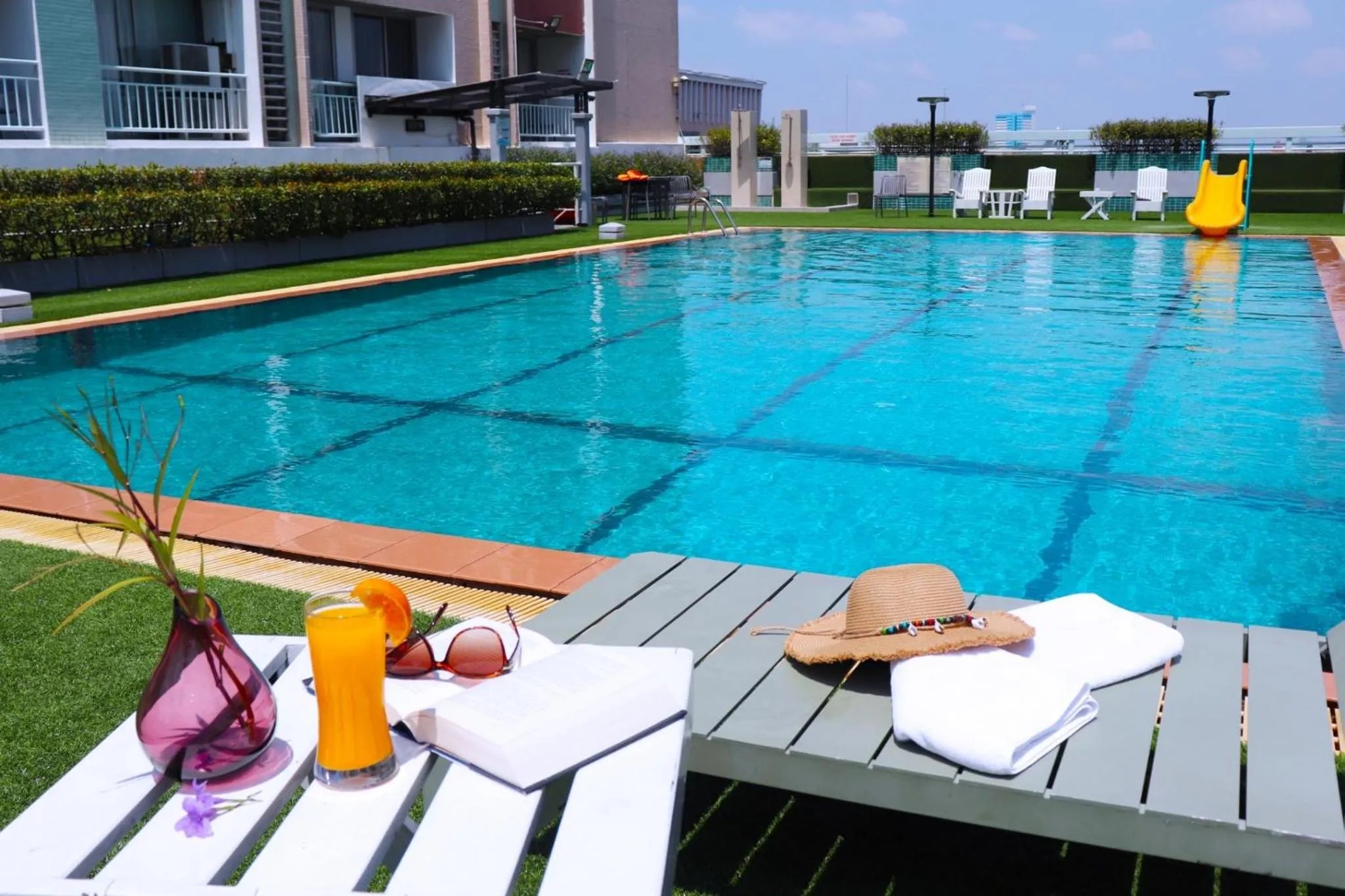 Swimming pool in Evergreen Place Siam by UHG