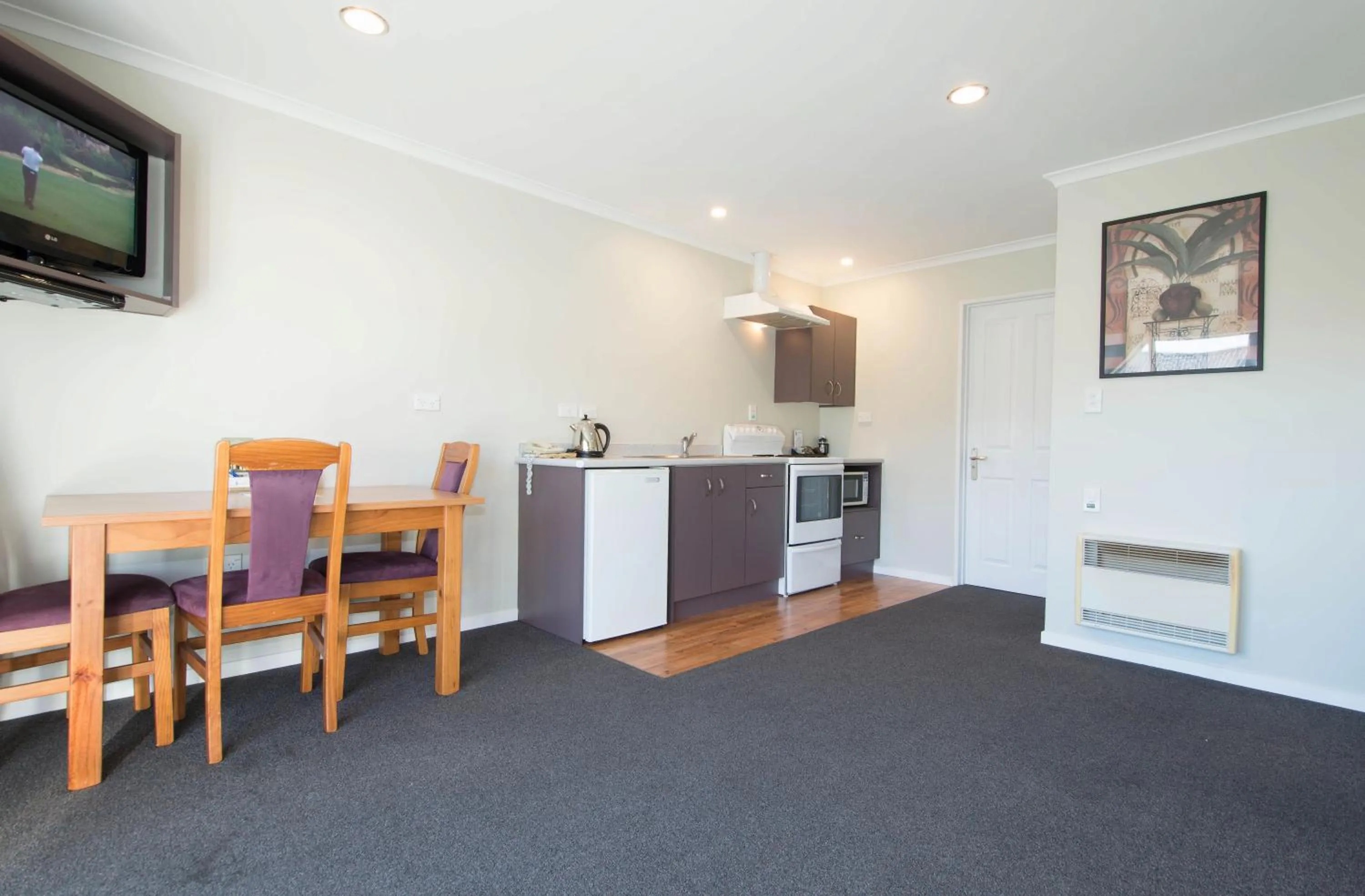 Kitchen or kitchenette in Tower Lodge Motel