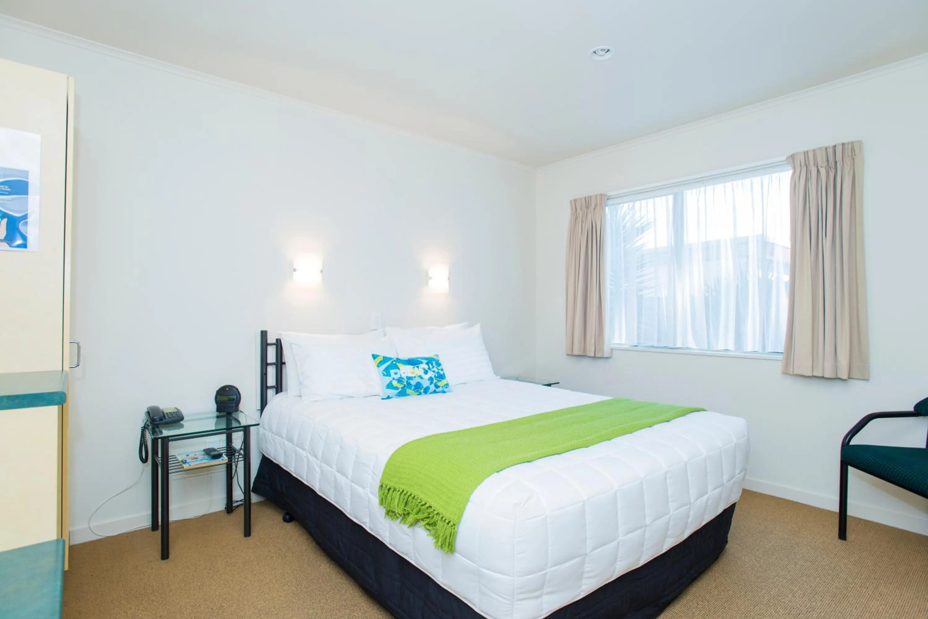 Bedroom, Bed in Alfresco Motor Lodge