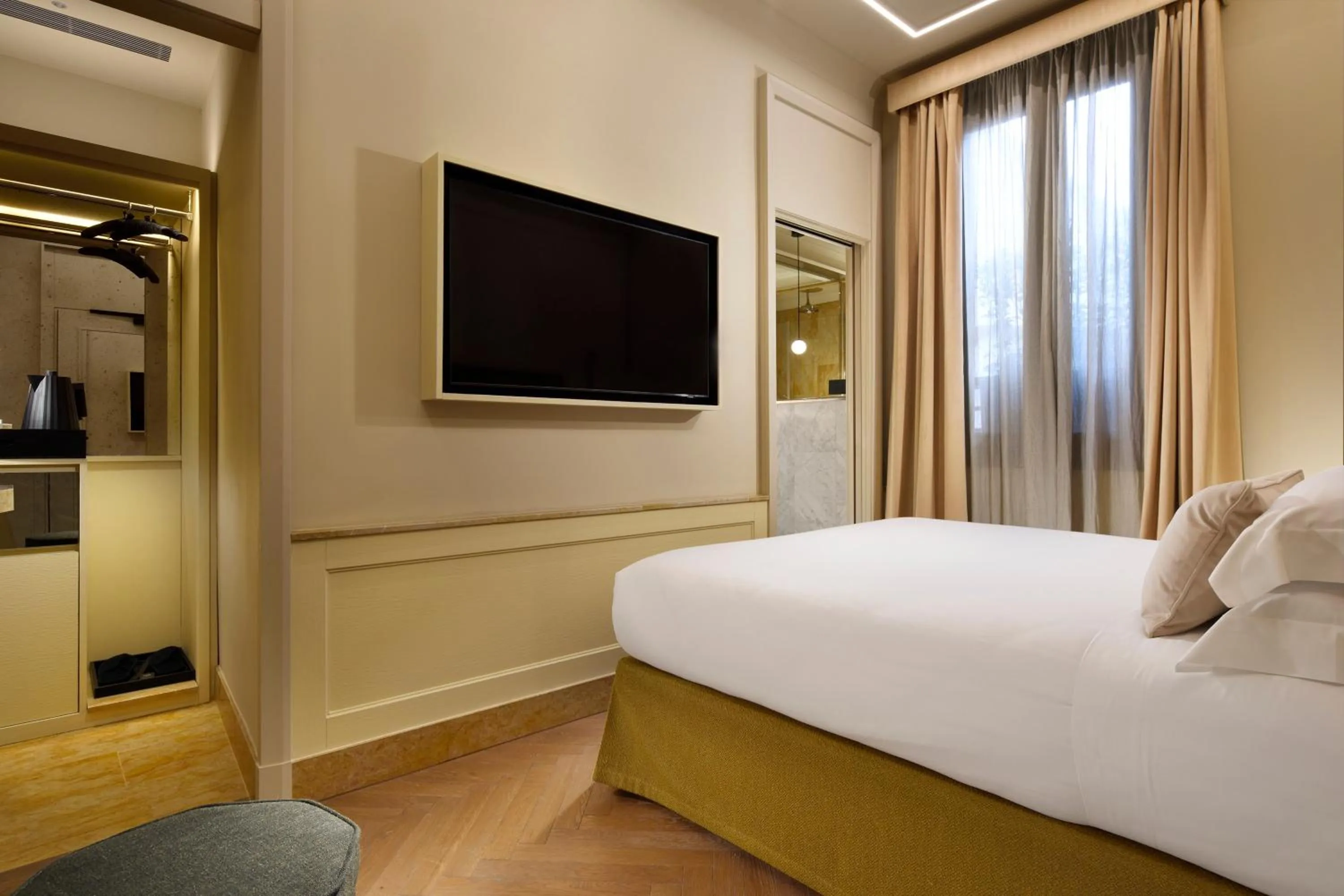 TV and multimedia, Bed in Floren Hotel