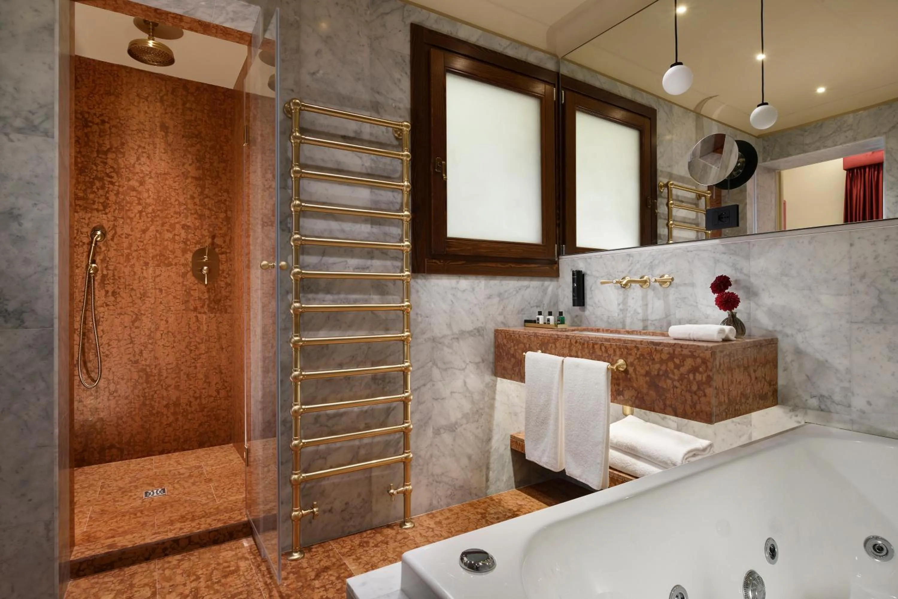 Hot Tub, Bed in Floren Hotel