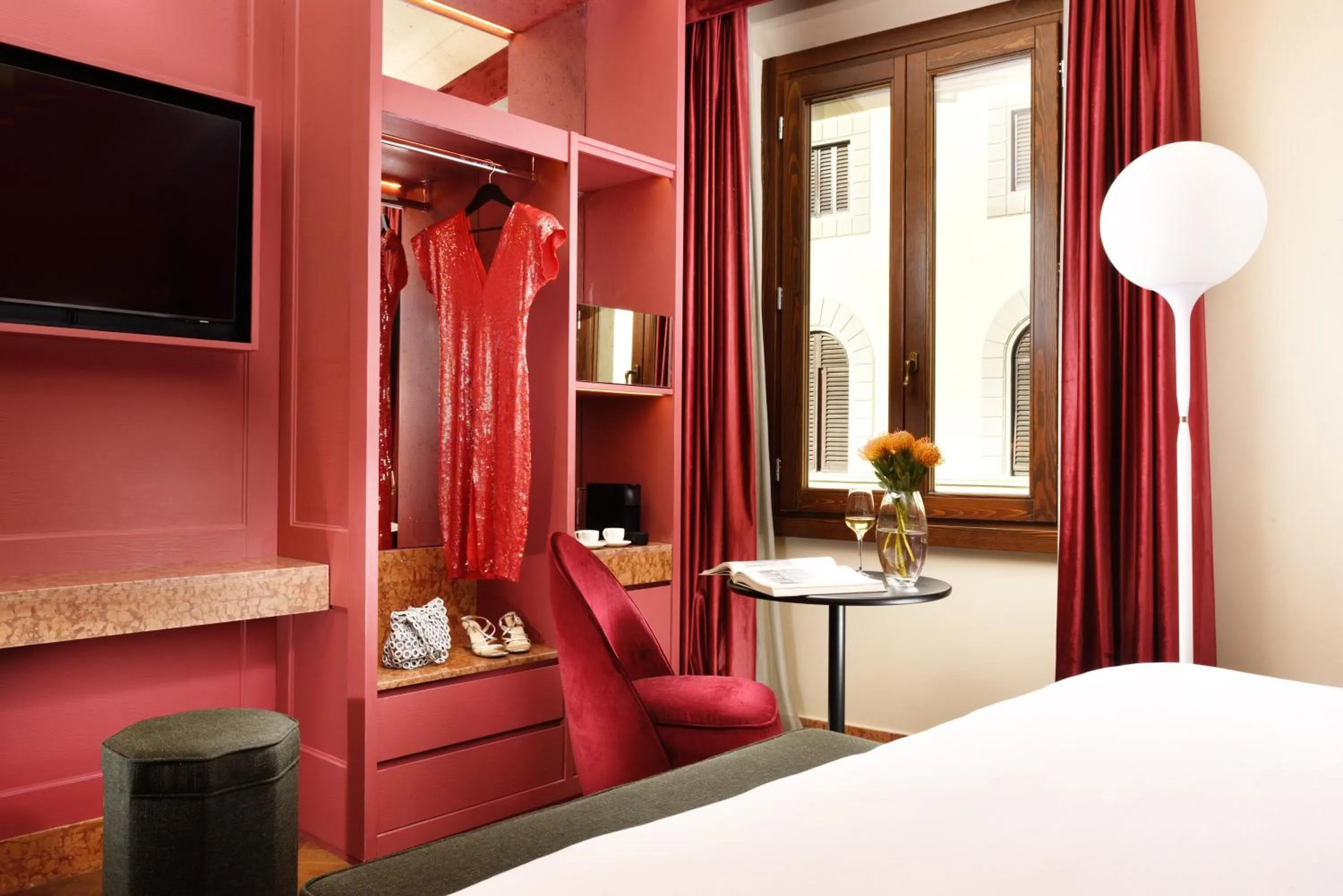 TV and multimedia, Bed in Floren Hotel