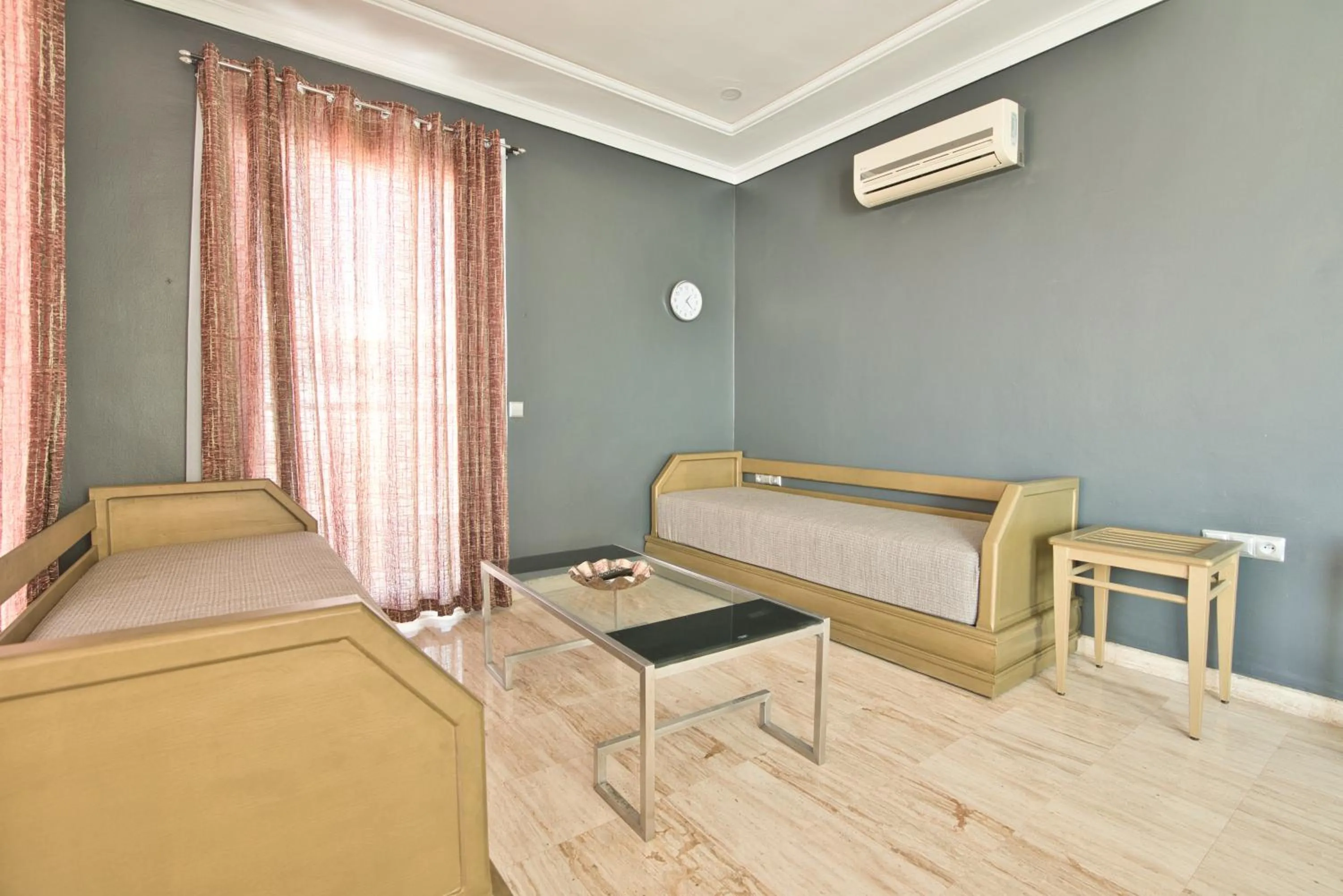 Living room, Bed in Appart Hôtel Founty Beach