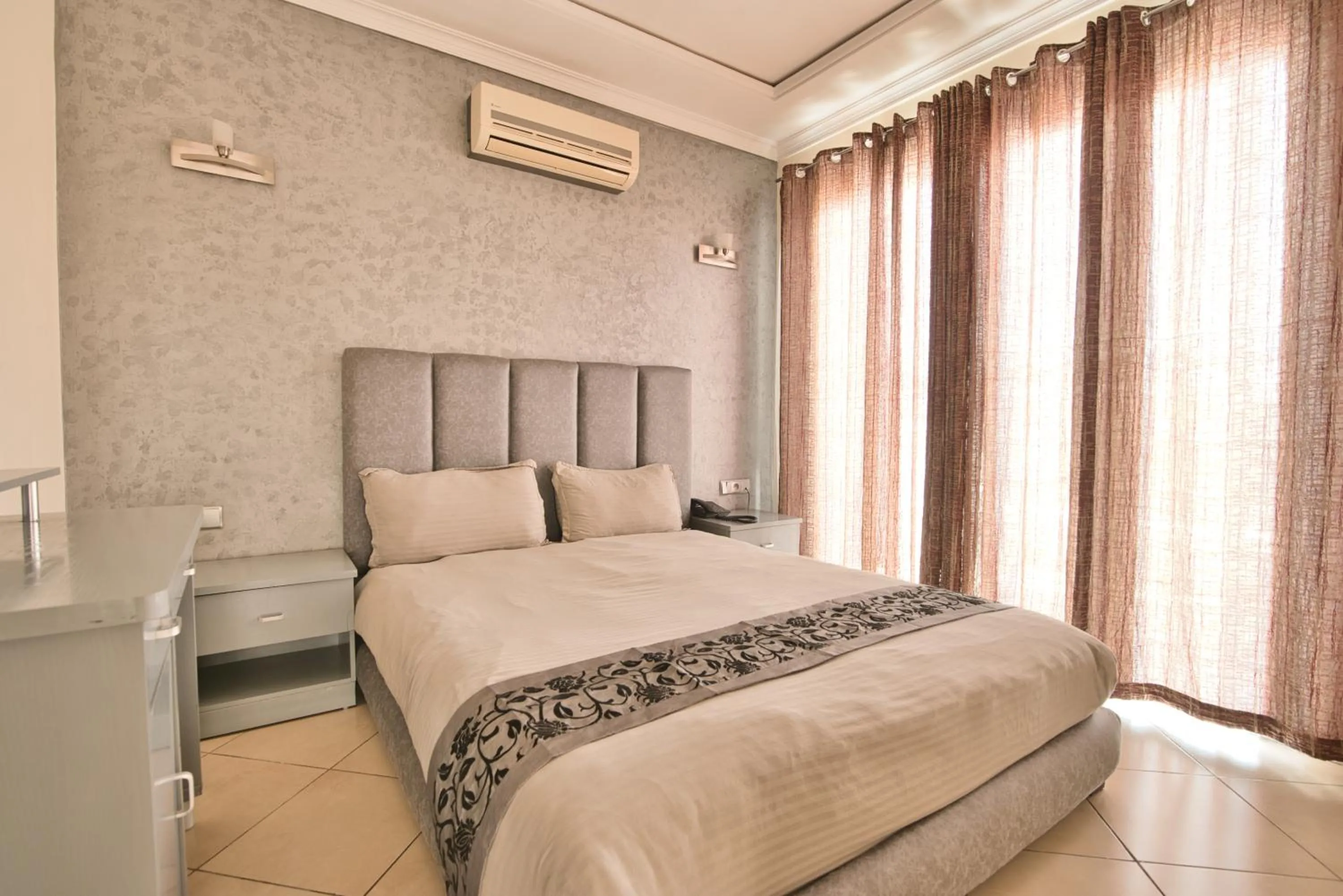 Bedroom, Bed in Appart Hôtel Founty Beach