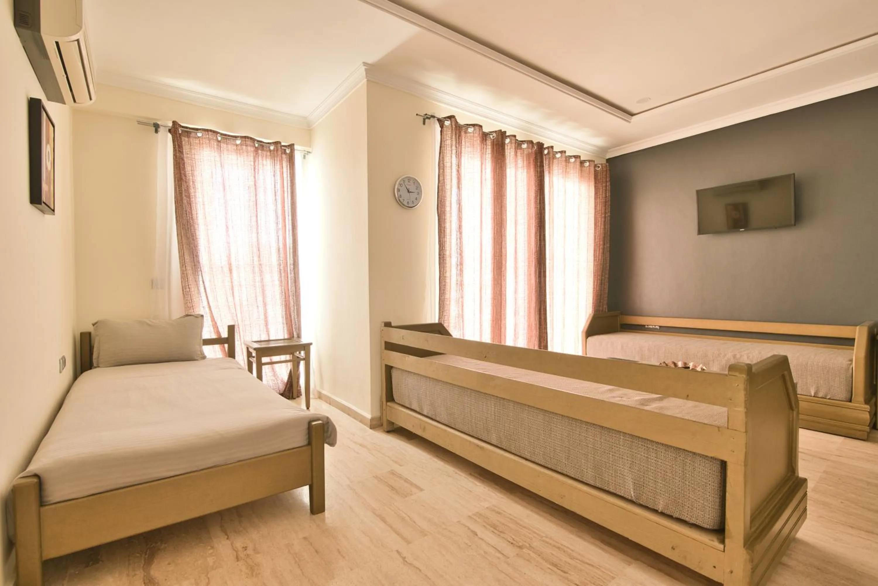 Living room, Bed in Appart Hôtel Founty Beach