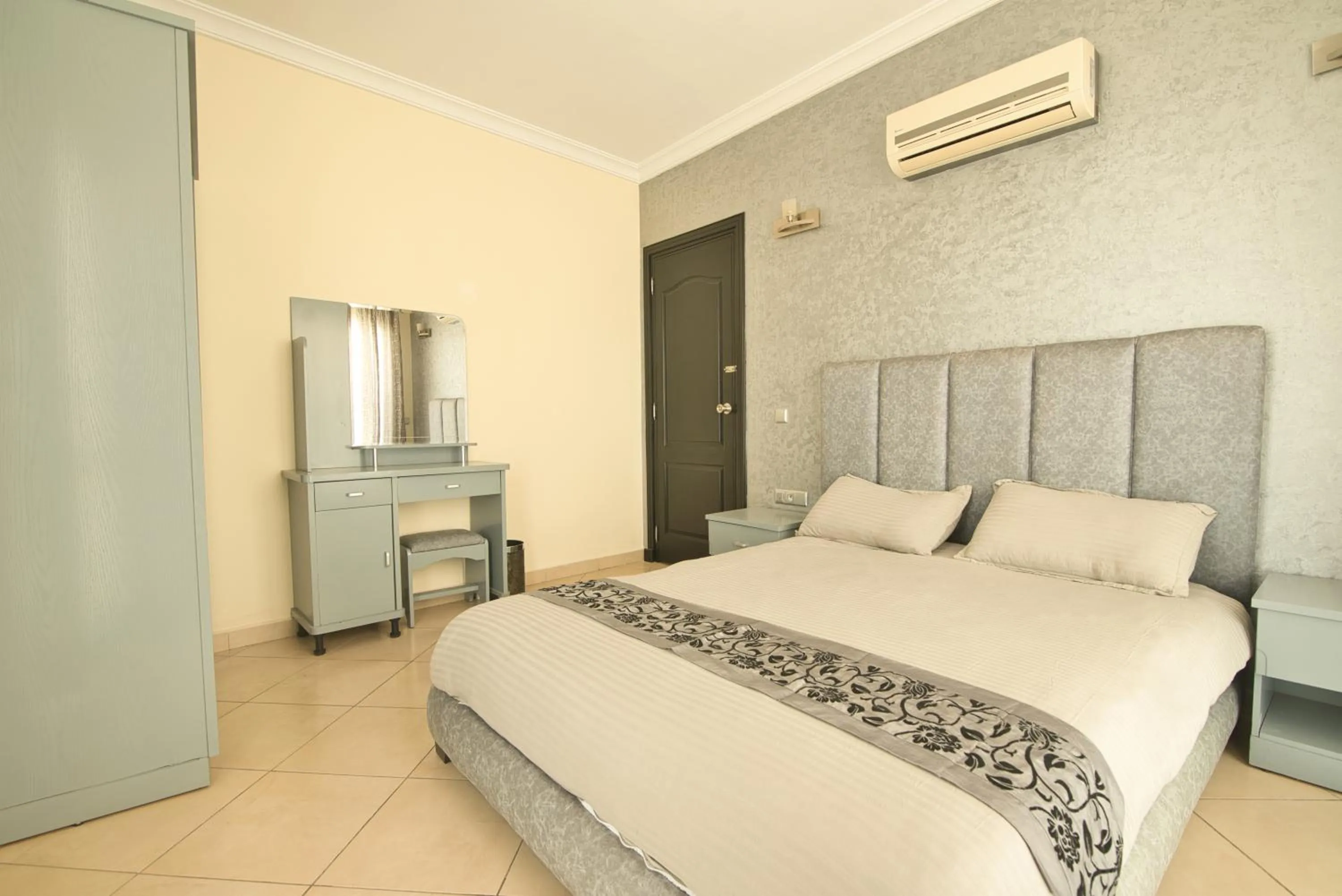 Bedroom, Bed in Appart Hôtel Founty Beach