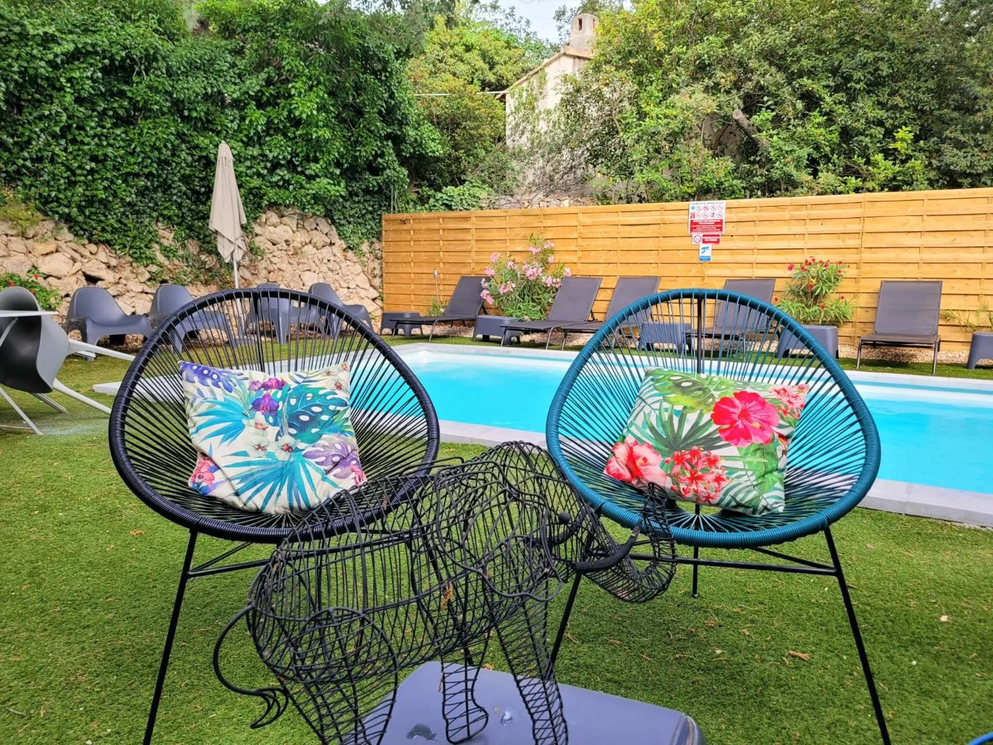 Swimming pool in The Originals City, Hôtel Côté Sud, Marseille Est