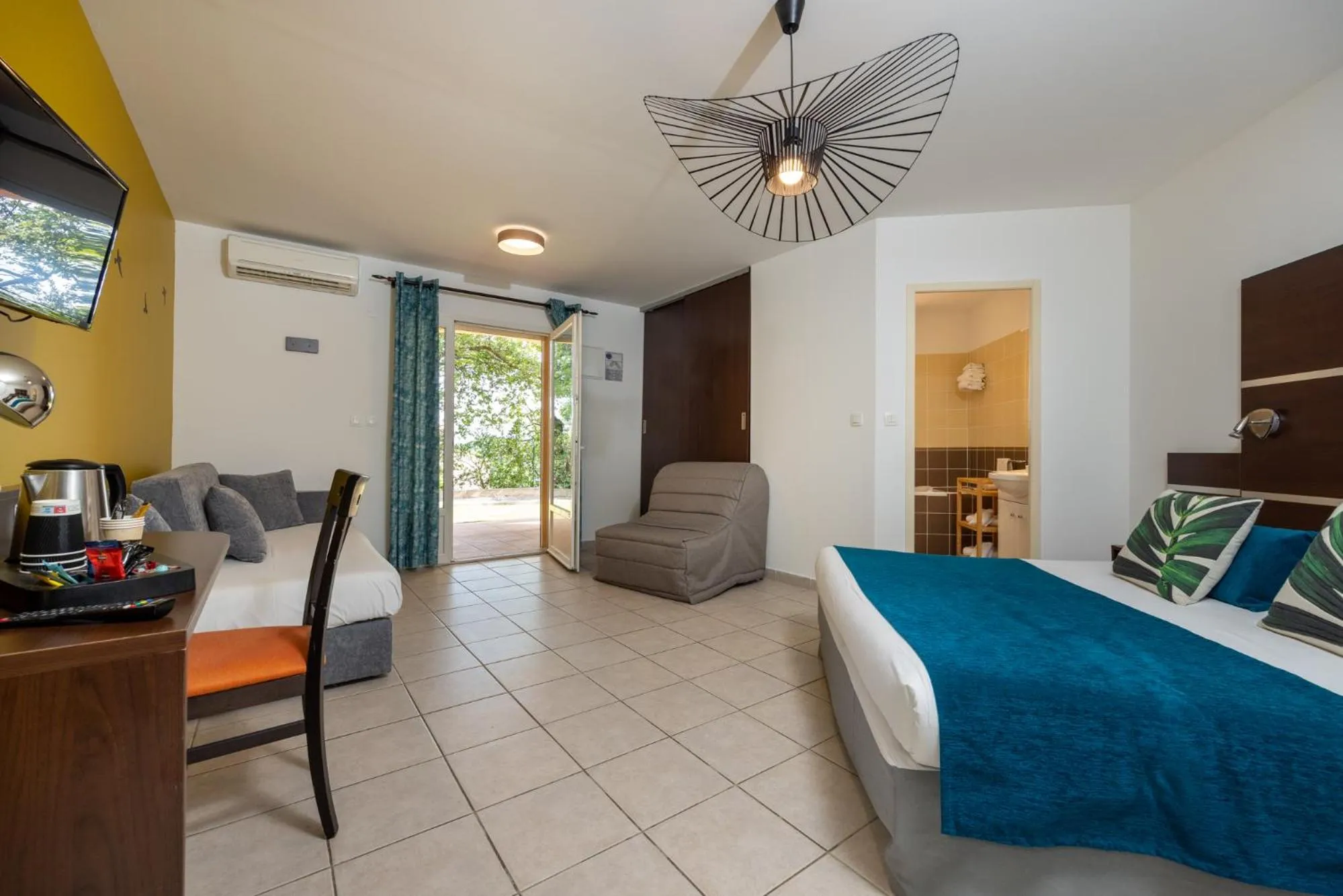 Photo of the whole room, Bed in The Originals City, Hôtel Côté Sud, Marseille Est