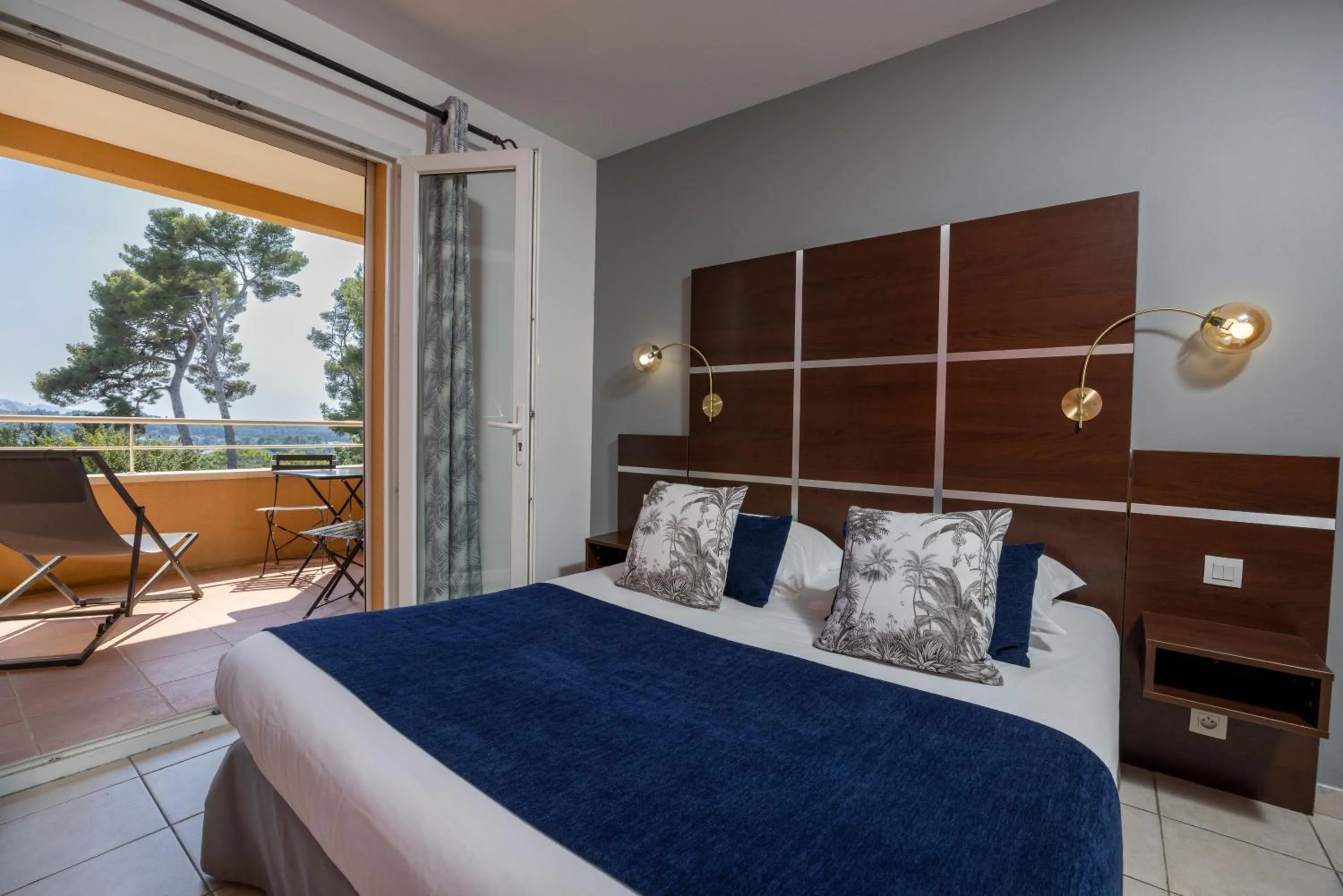 Photo of the whole room, Bed in The Originals City, Hôtel Côté Sud, Marseille Est