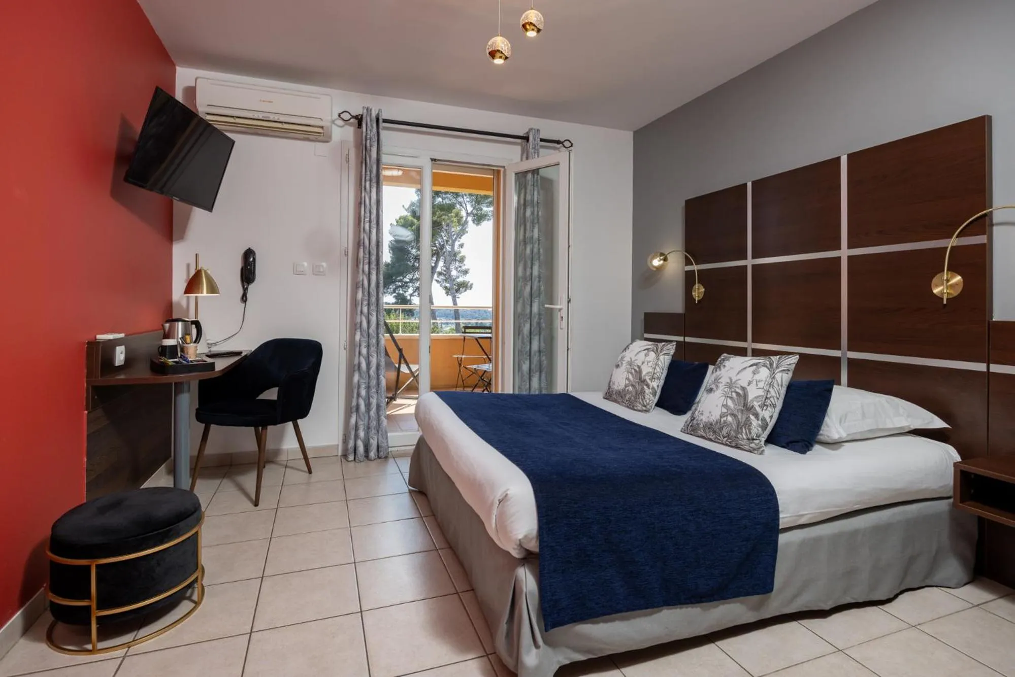 Photo of the whole room, Bed in The Originals City, Hôtel Côté Sud, Marseille Est