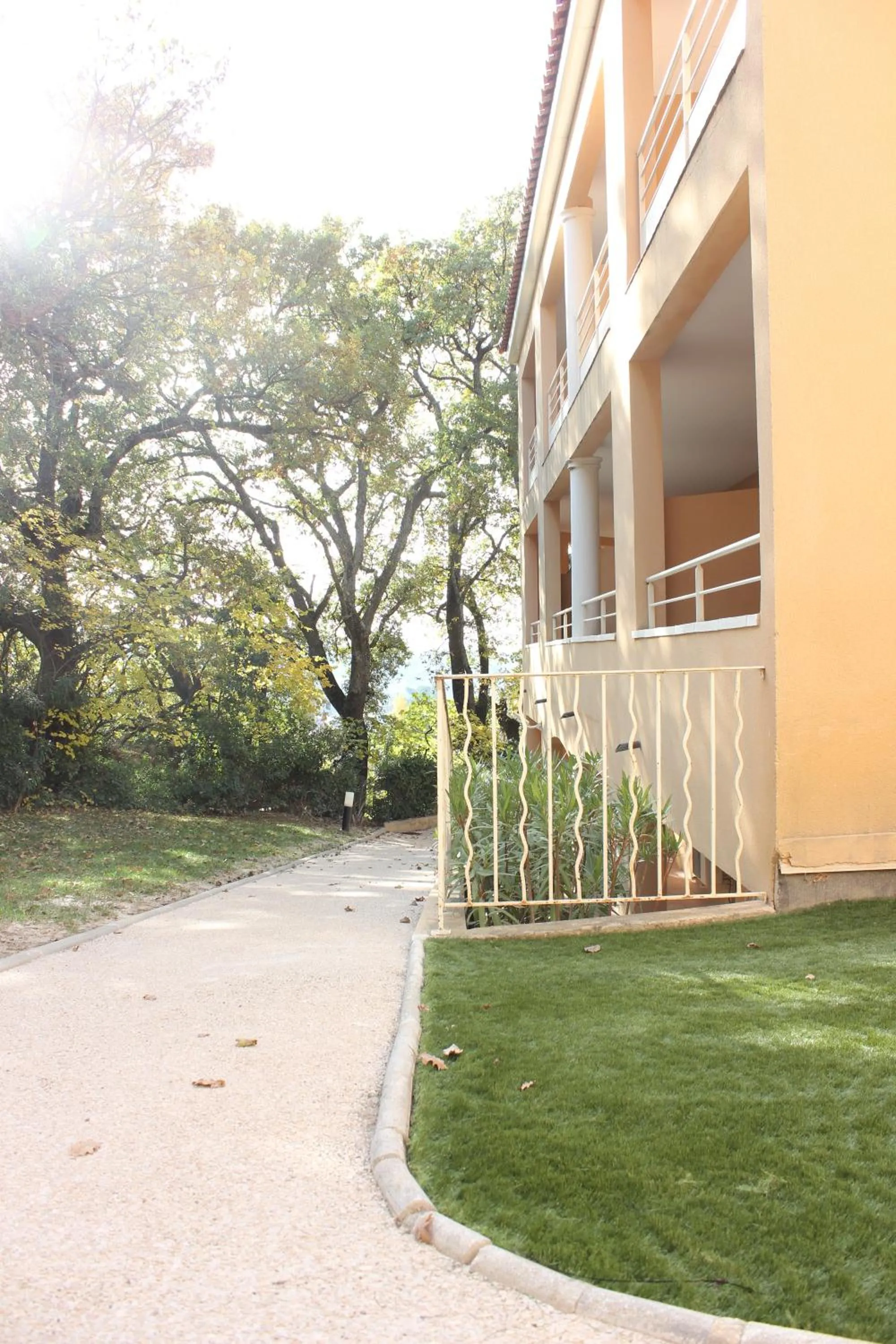 Garden in The Originals City, Hôtel Côté Sud, Marseille Est