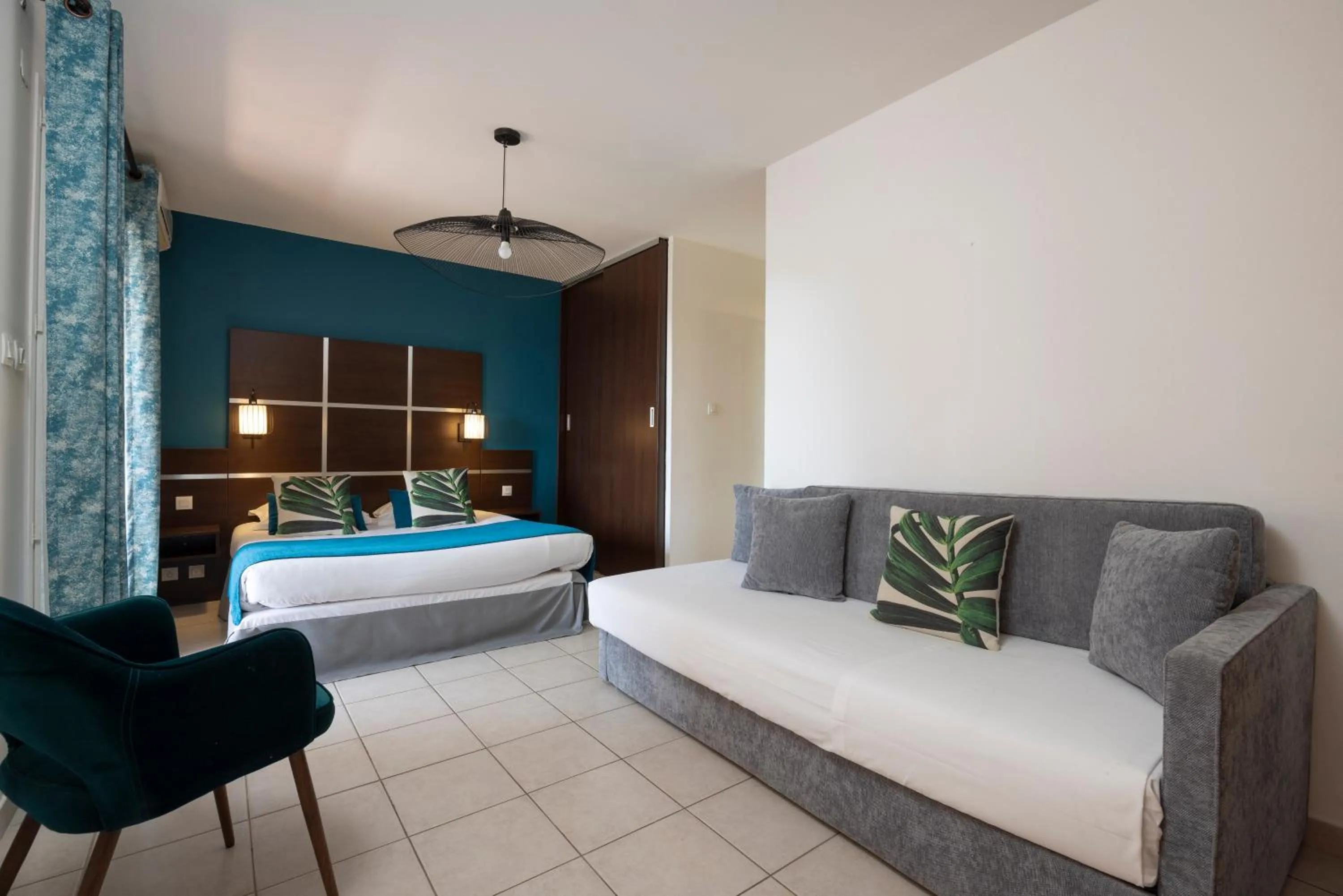 Photo of the whole room, Bed in The Originals City, Hôtel Côté Sud, Marseille Est