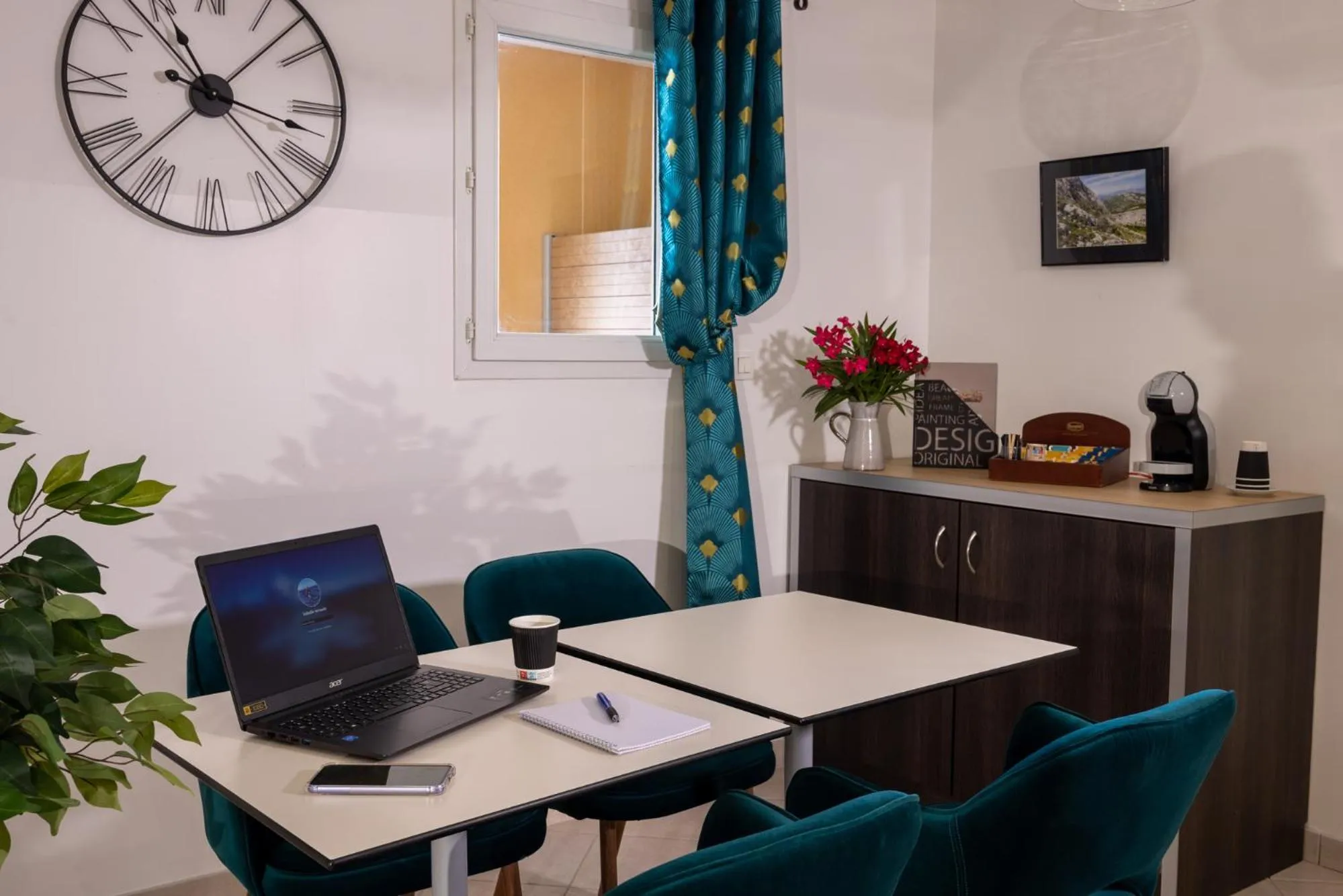 Seating area in The Originals City, Hôtel Côté Sud, Marseille Est