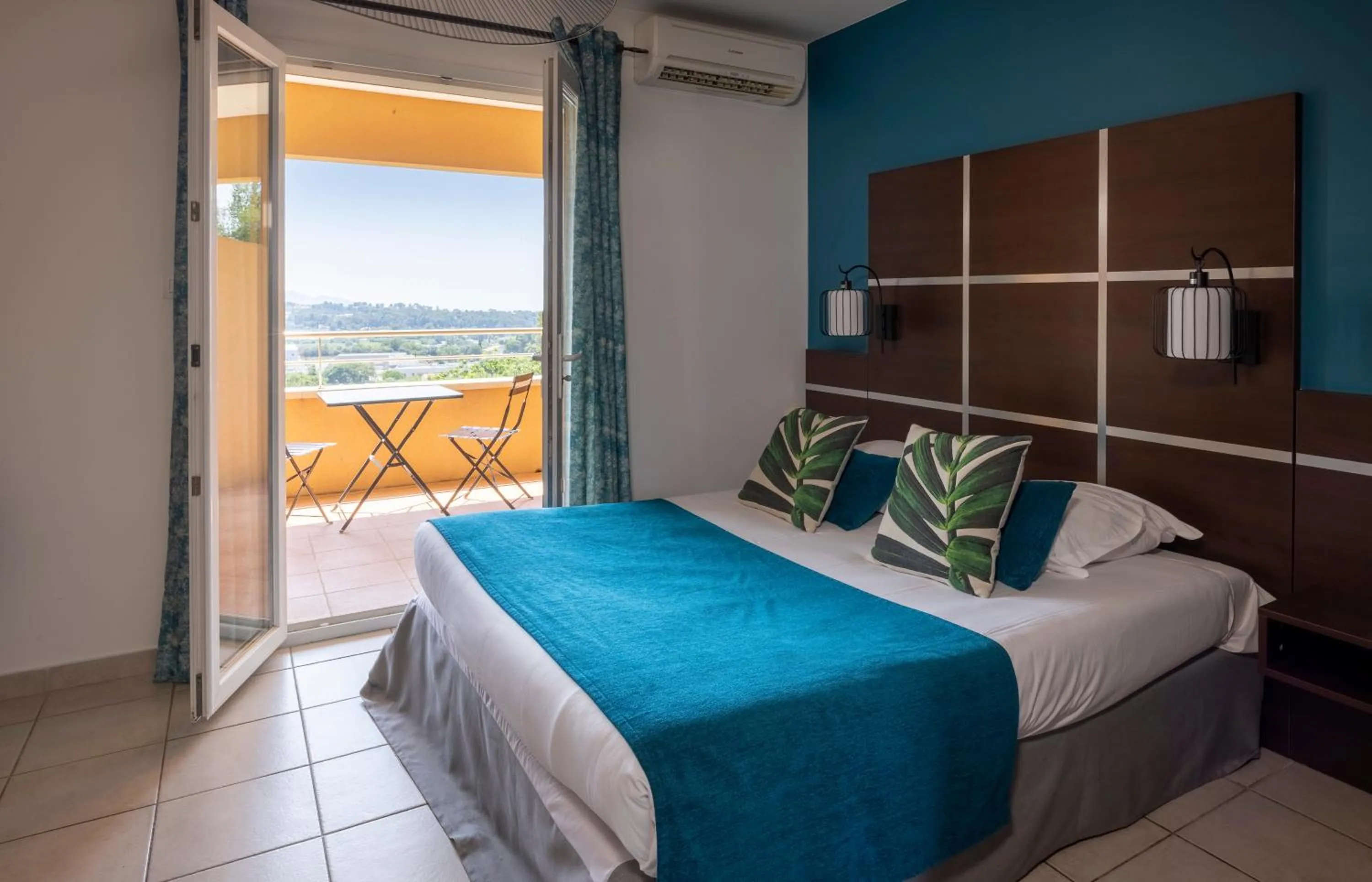 Photo of the whole room, Bed in The Originals City, Hôtel Côté Sud, Marseille Est