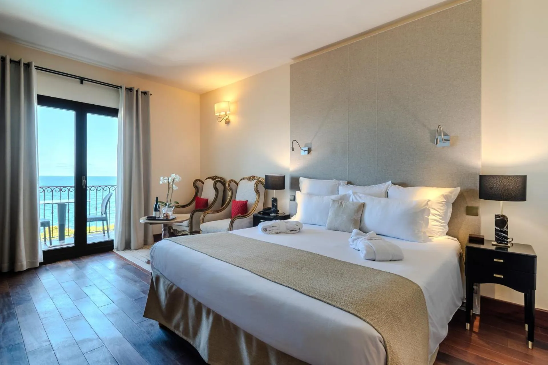 Bedroom, Bed in Hôtel Demeure Loredana