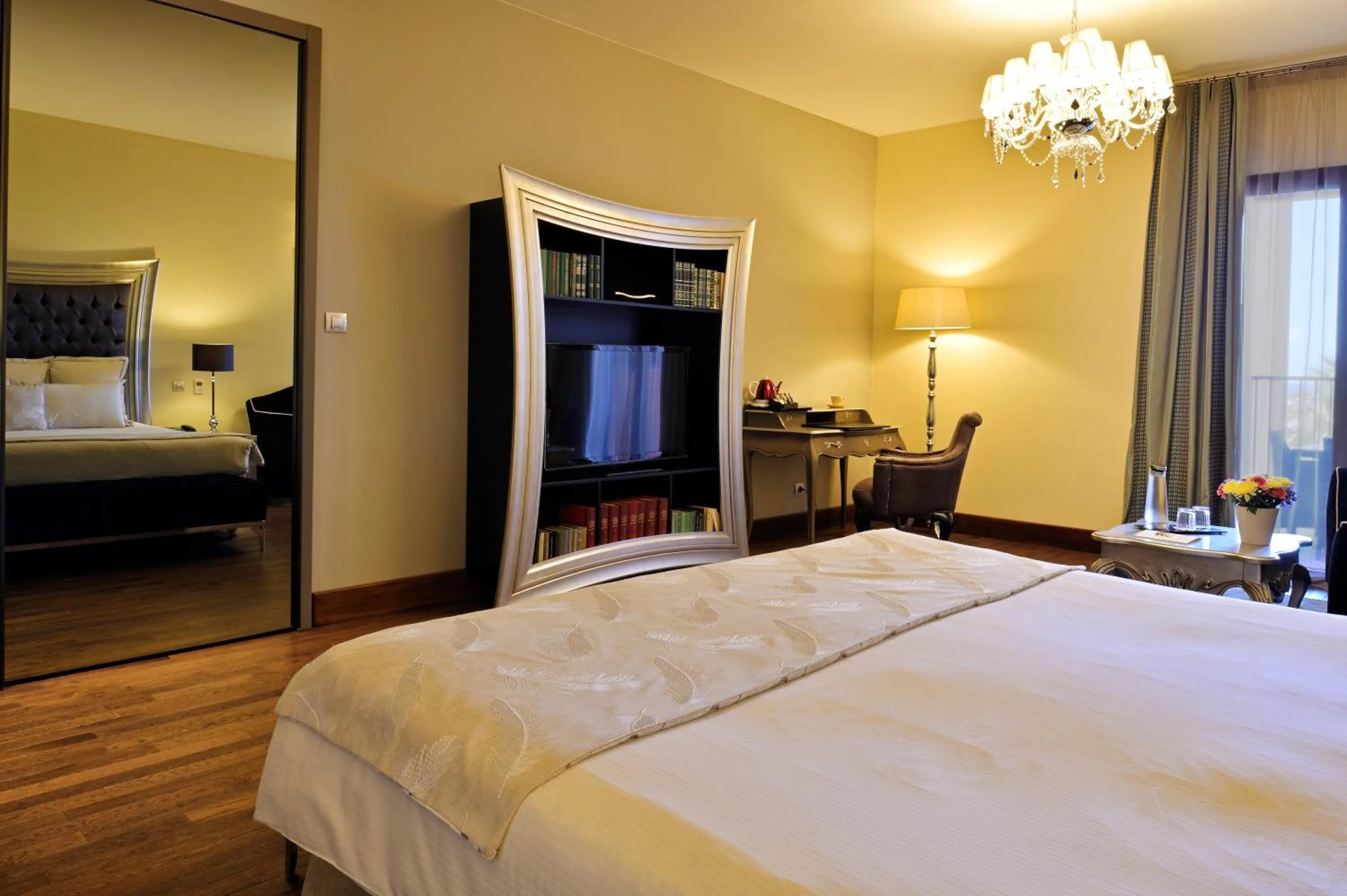 Photo of the whole room, Bed in Hôtel Demeure Loredana