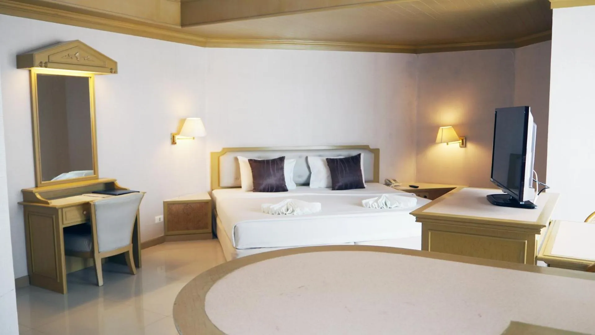 Bedroom, Bed in City Beach Resort