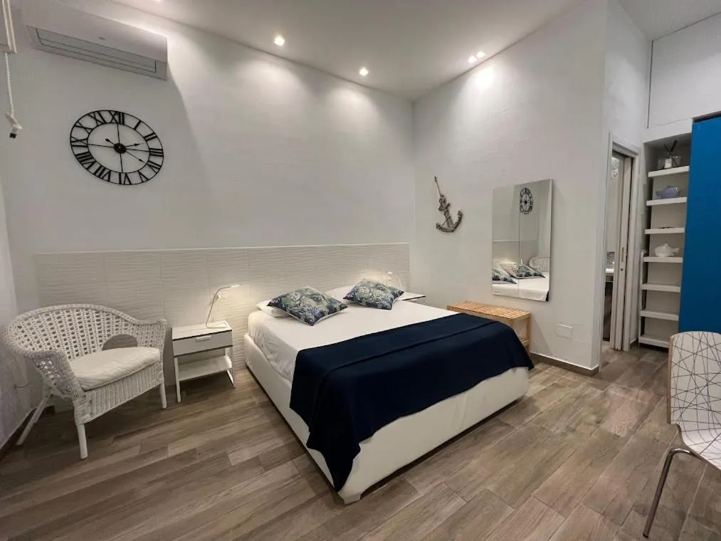 Bed in Canzone del sole