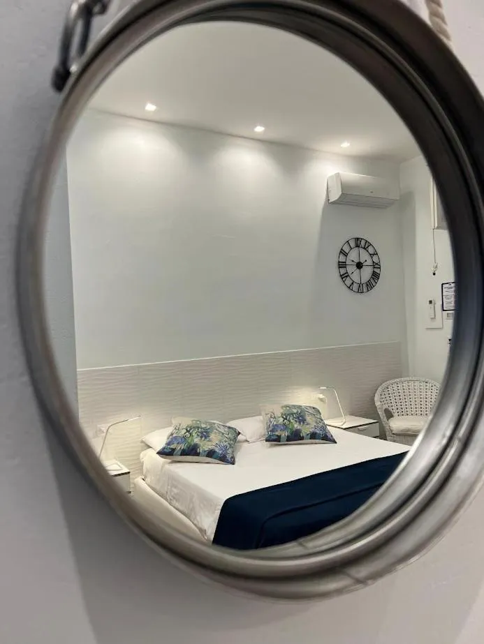 Bed in Canzone del sole