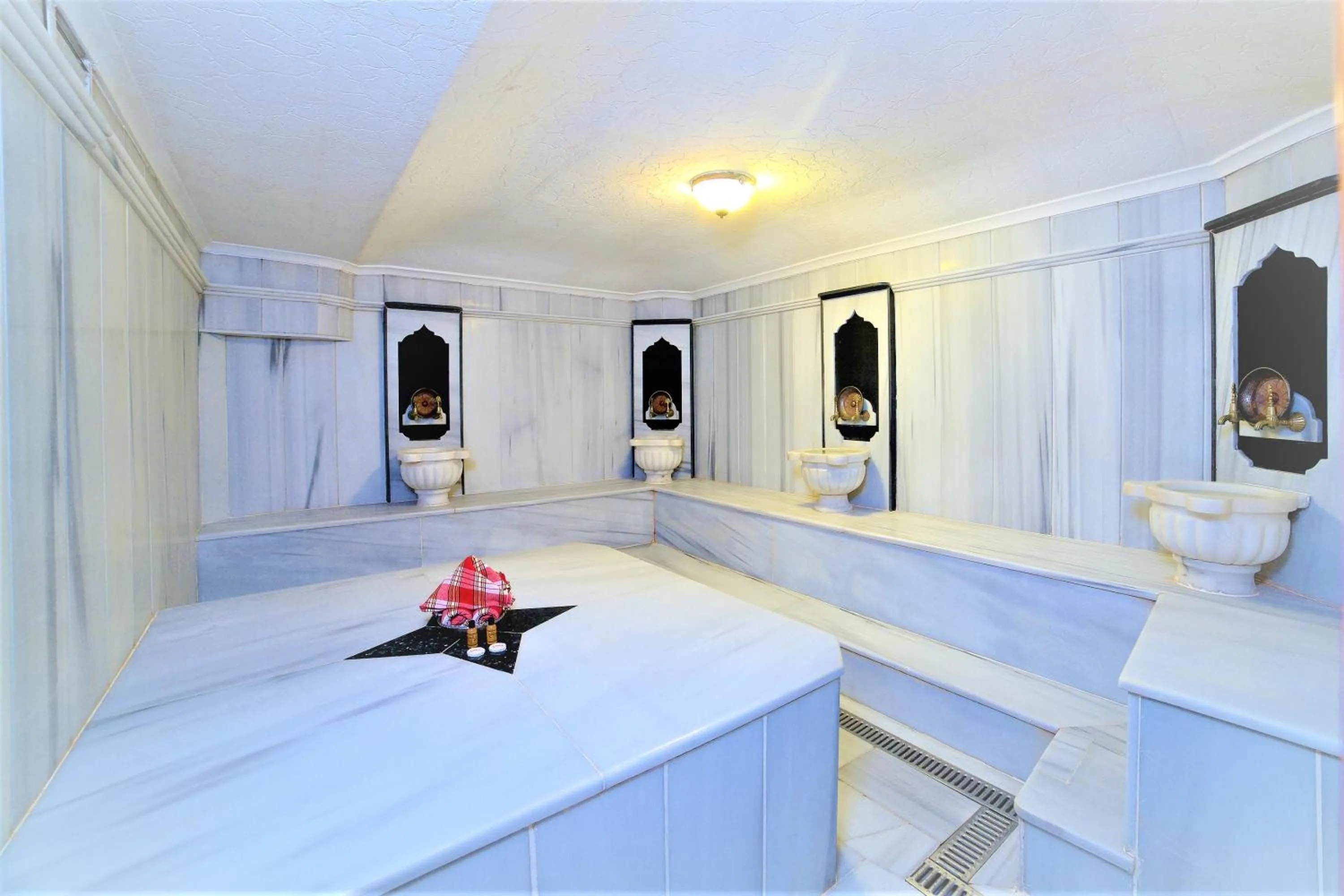 Steam room, Bed in Grand Unal Hotel