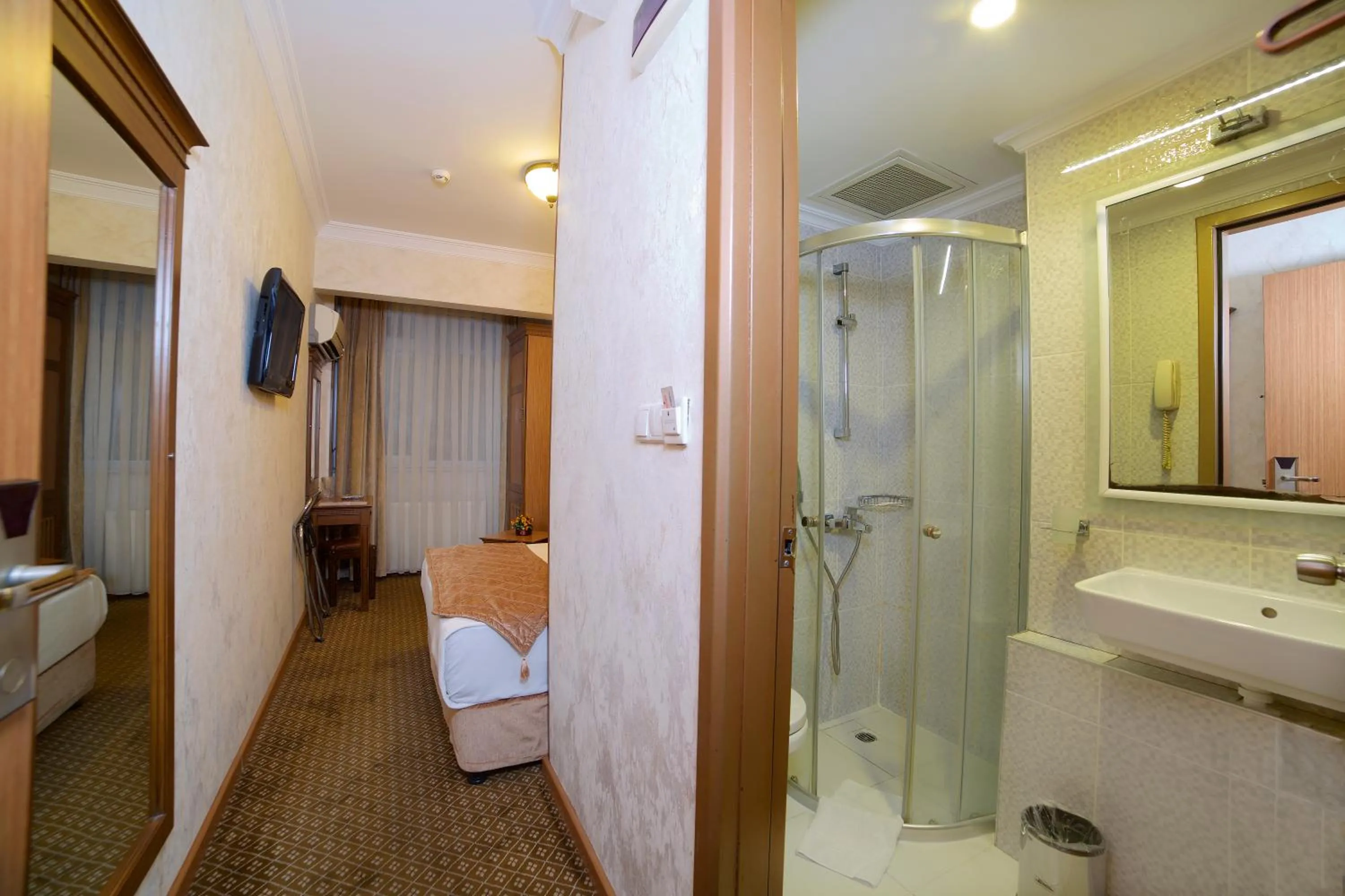 Bathroom, Bed in Grand Unal Hotel