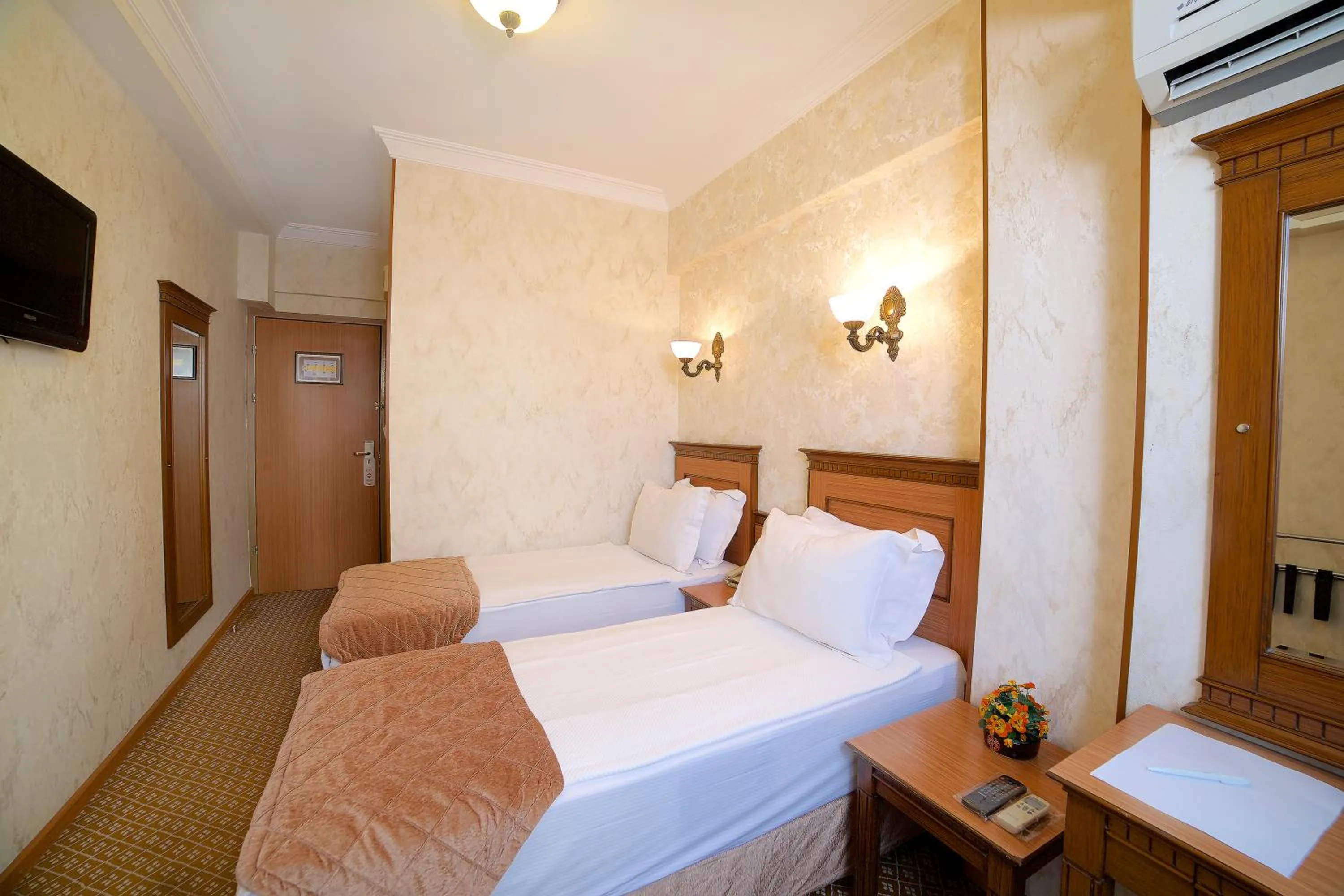 Photo of the whole room, Bed in Grand Unal Hotel