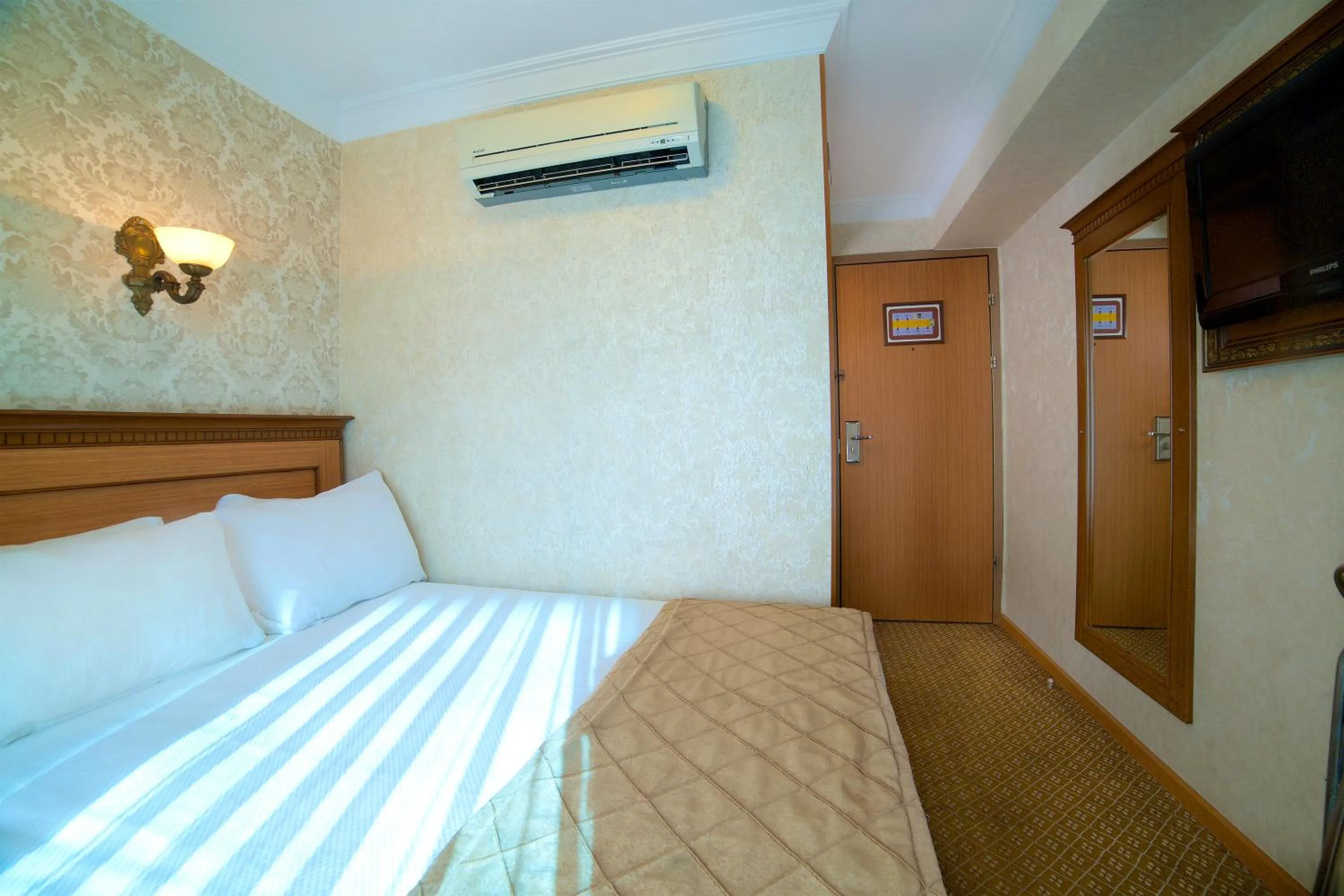 Photo of the whole room, Bed in Grand Unal Hotel