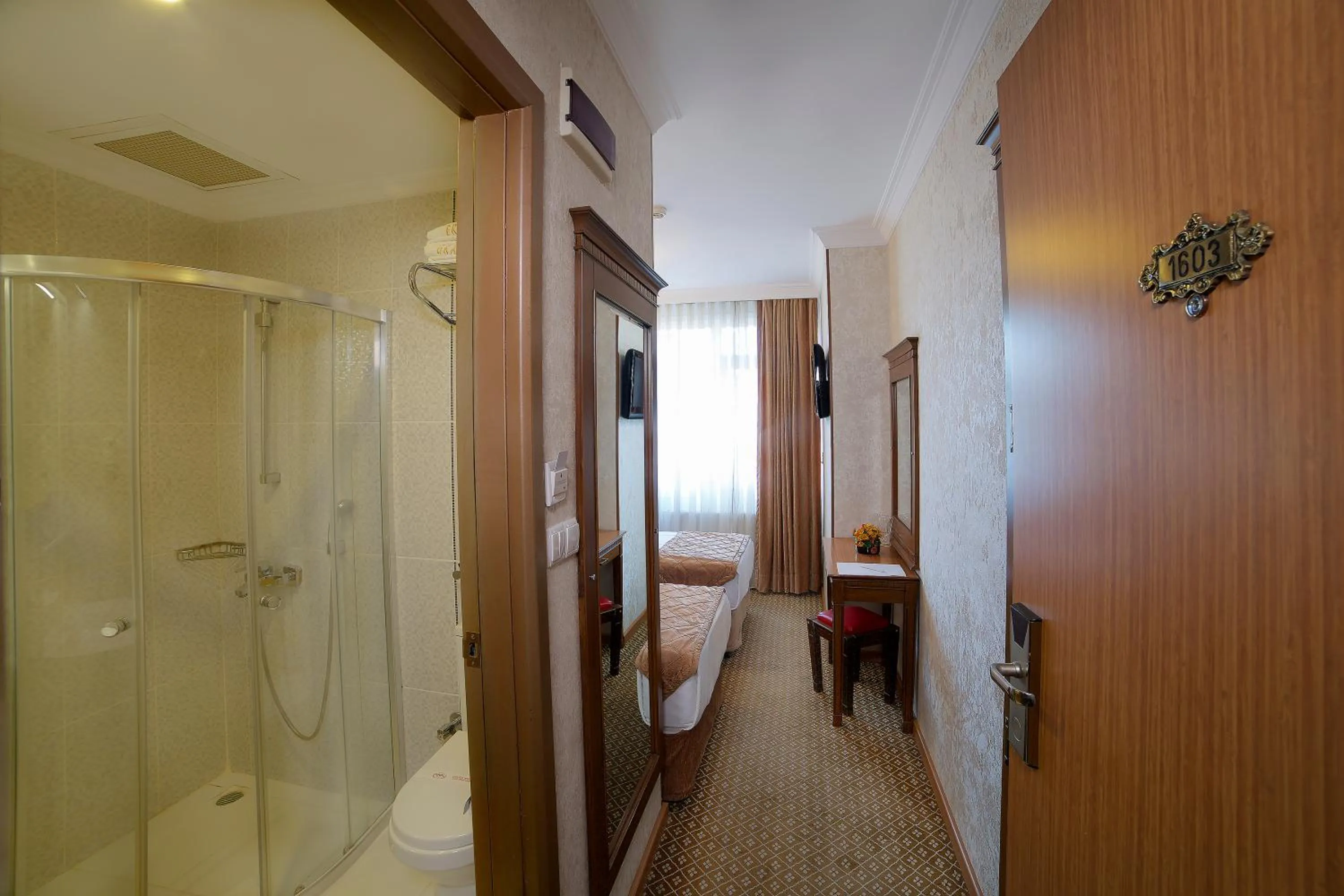 Photo of the whole room in Grand Unal Hotel