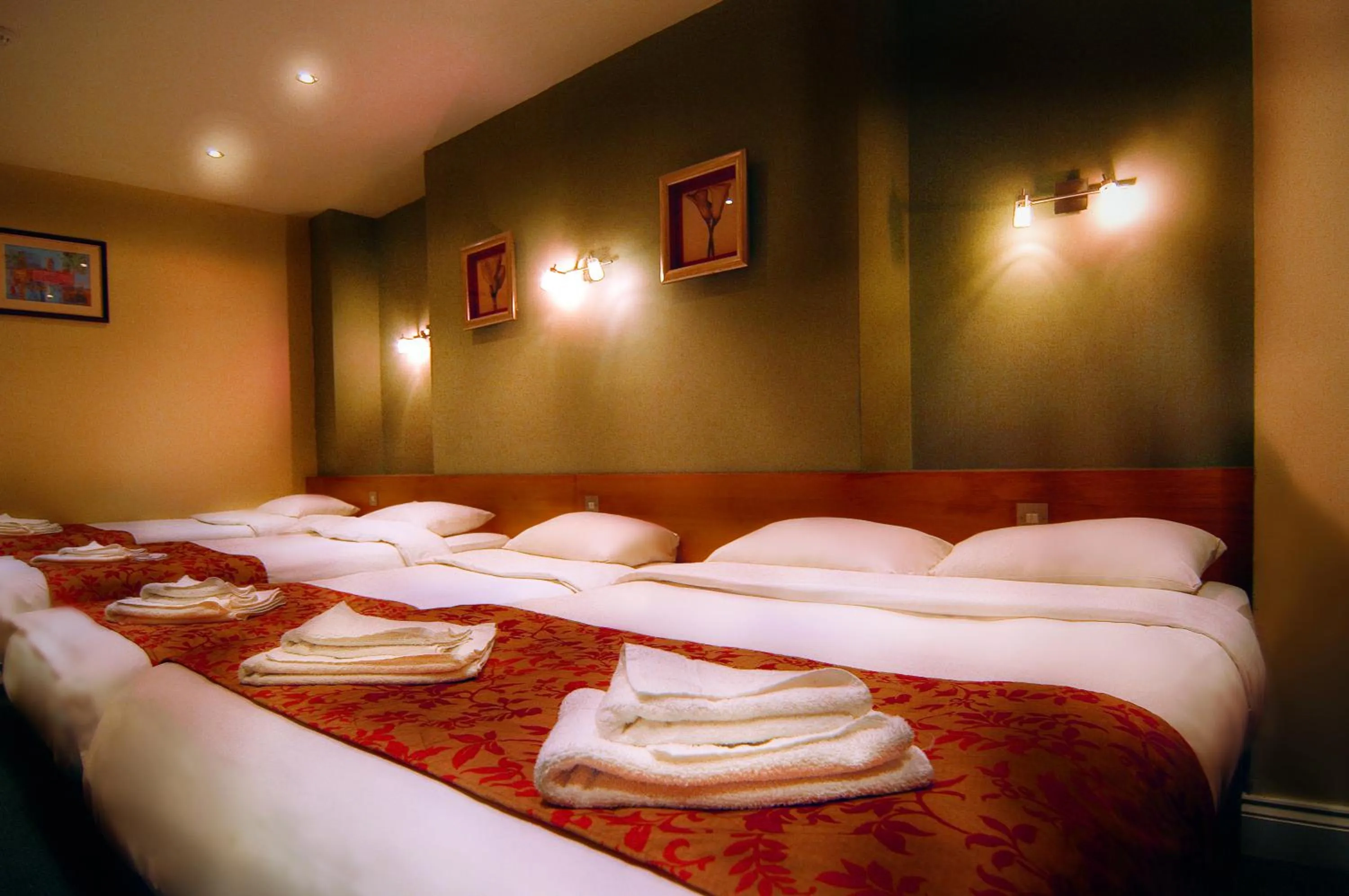 Photo of the whole room, Bed in Westbury Hotel