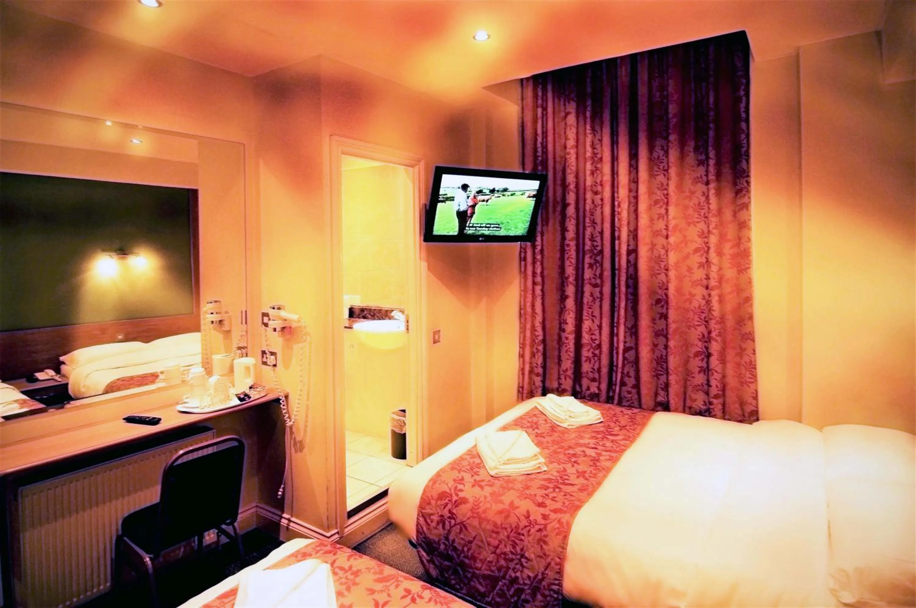TV and multimedia, Bed in Westbury Hotel