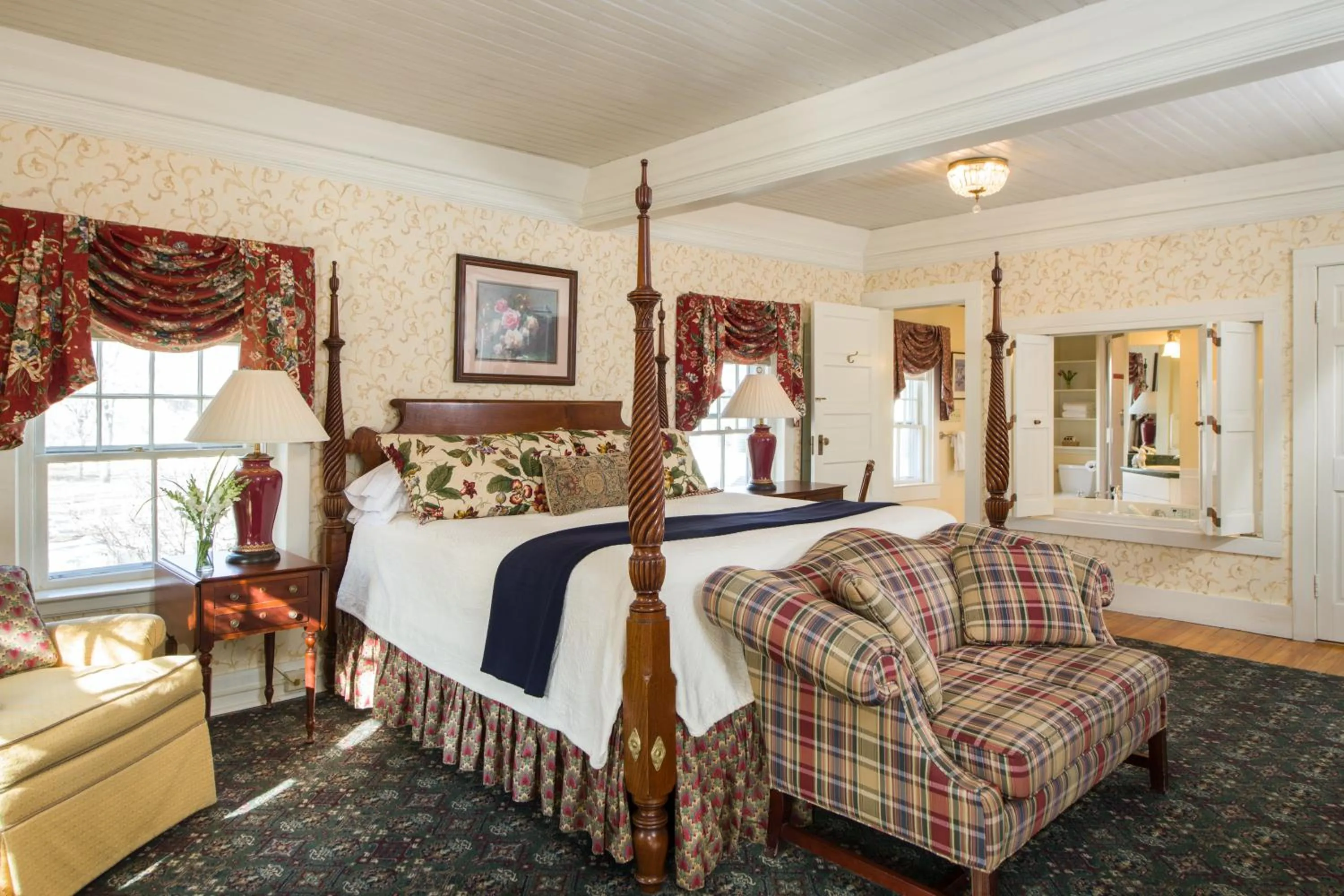 Bed in The INN at Ormsby Hill